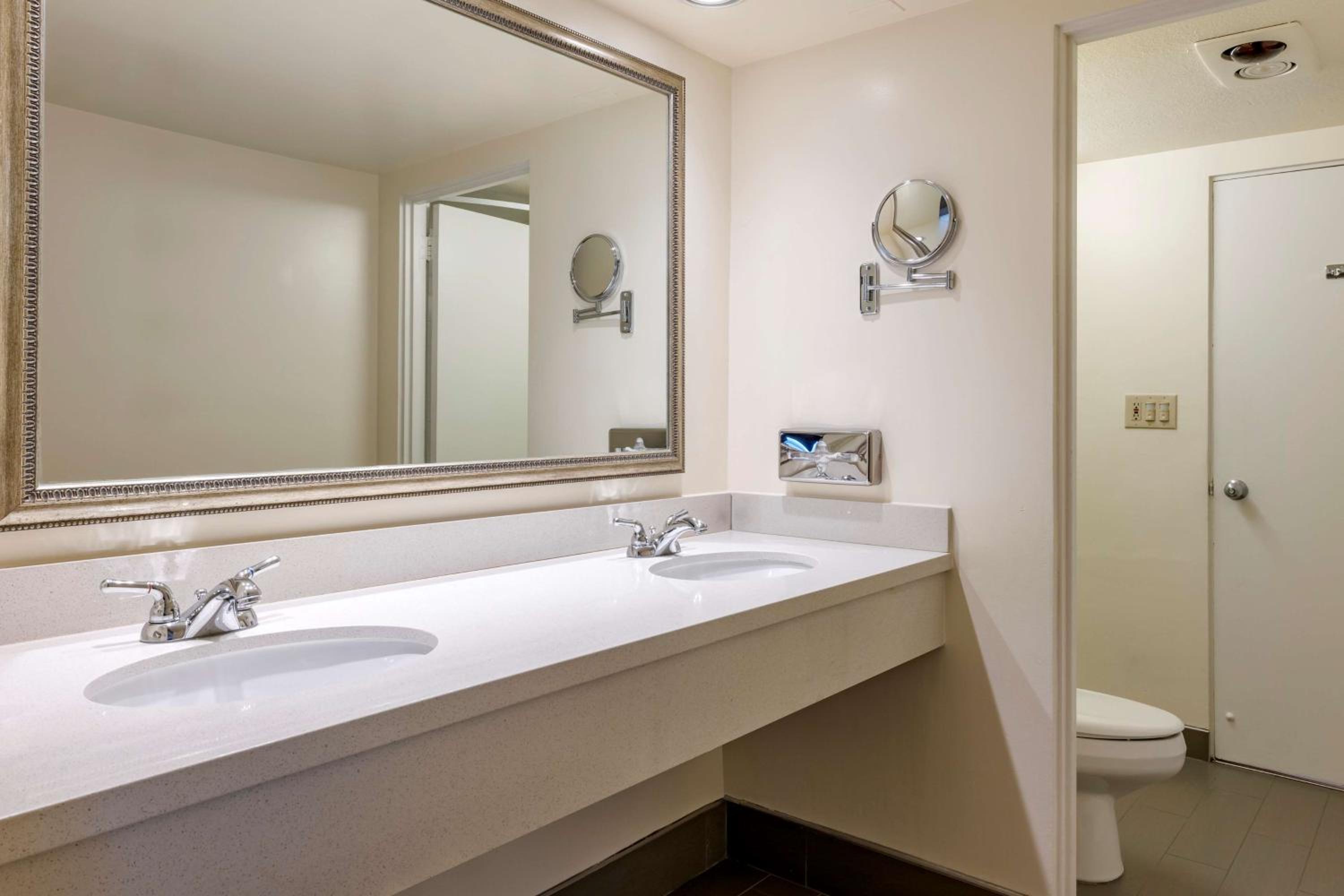 King Suite with Sofa Bed and Spa Tub - Balcony/Non-Smoking - Photo 7