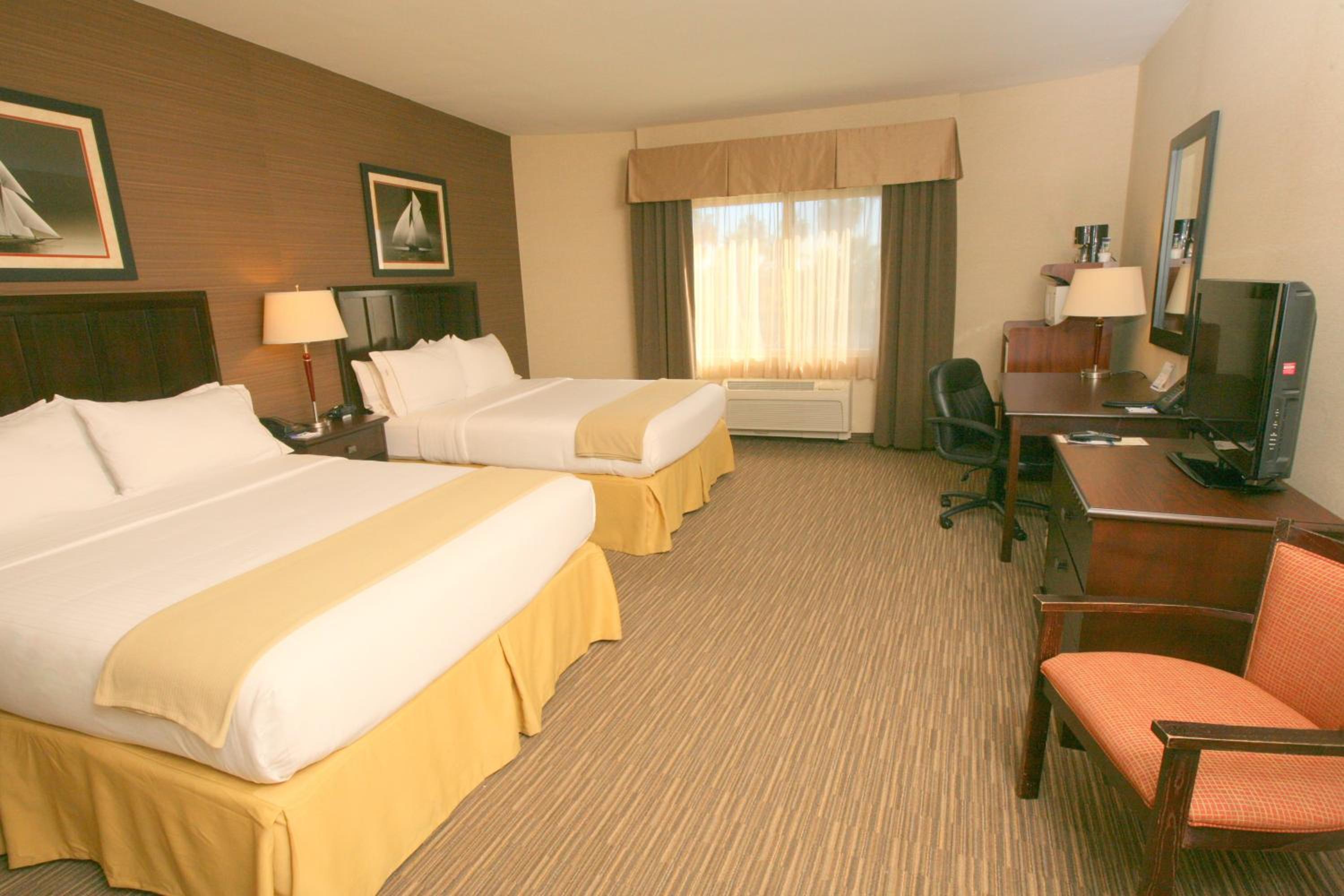 Standard Room with Two Queen Beds - Photo 1