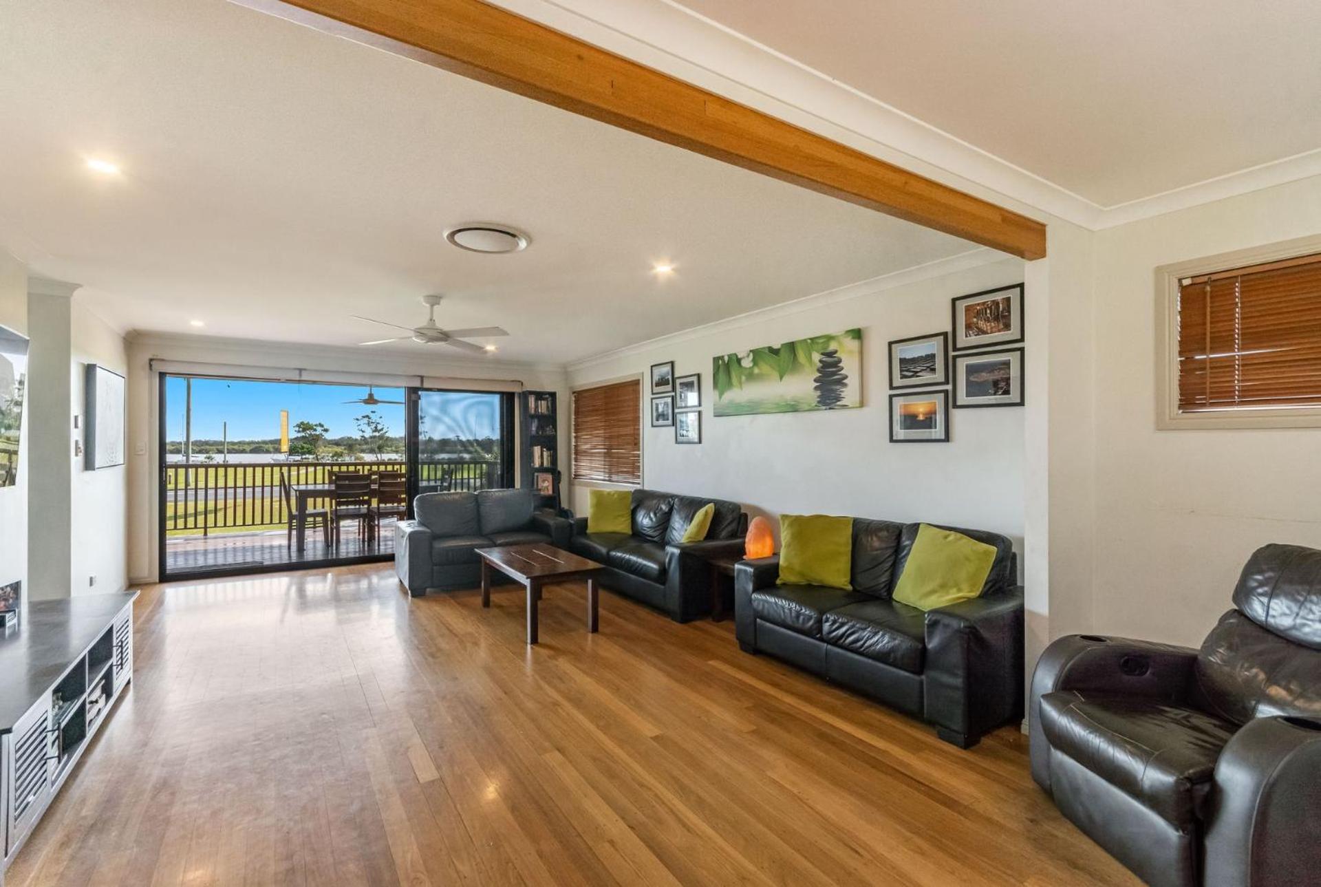 Five-Bedroom House photo 1
