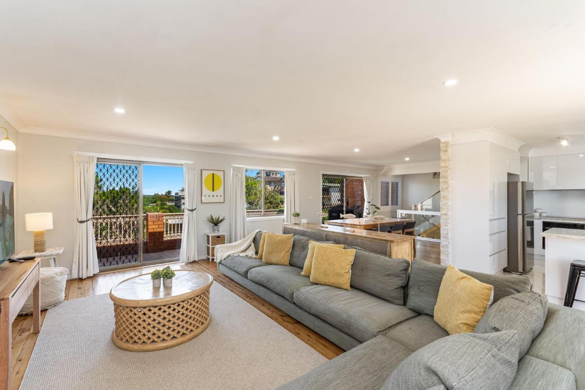 Five-Bedroom House photo 1