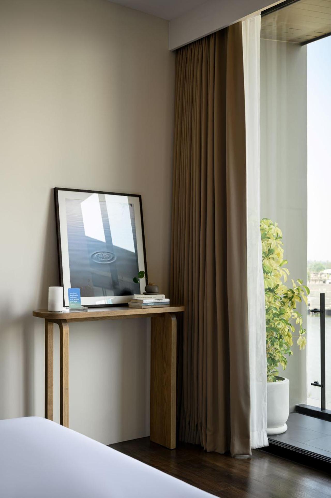 Deluxe Double Room with Balcony - Photo 9