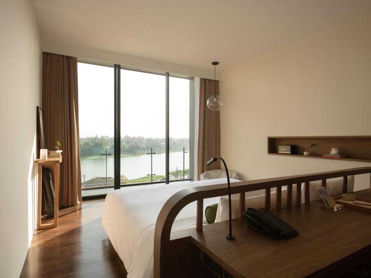 Deluxe Double Room with Balcony - Photo 12