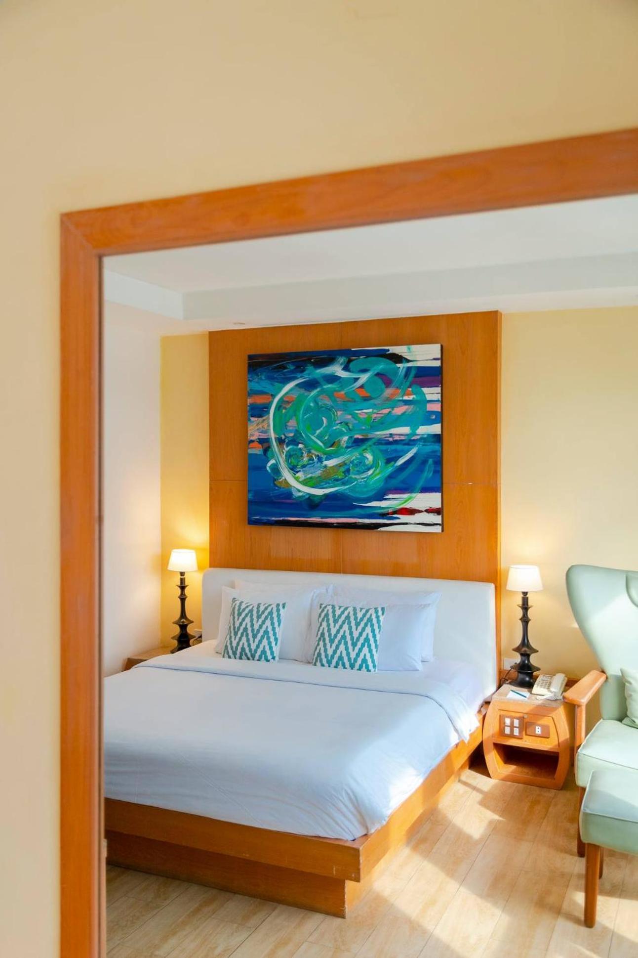 Pinnacle Room - Twin photo 1