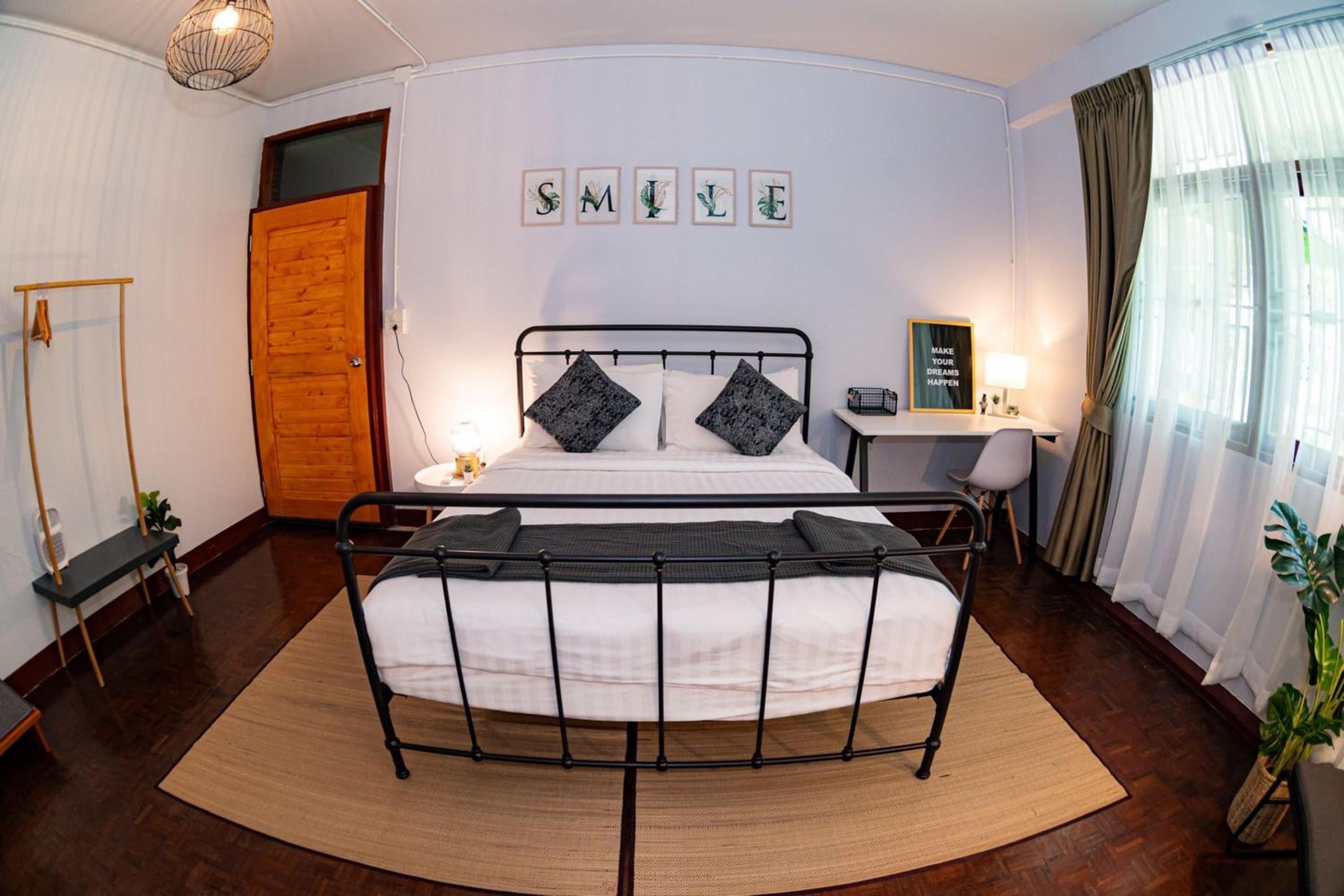 Queen Room - Photo 8