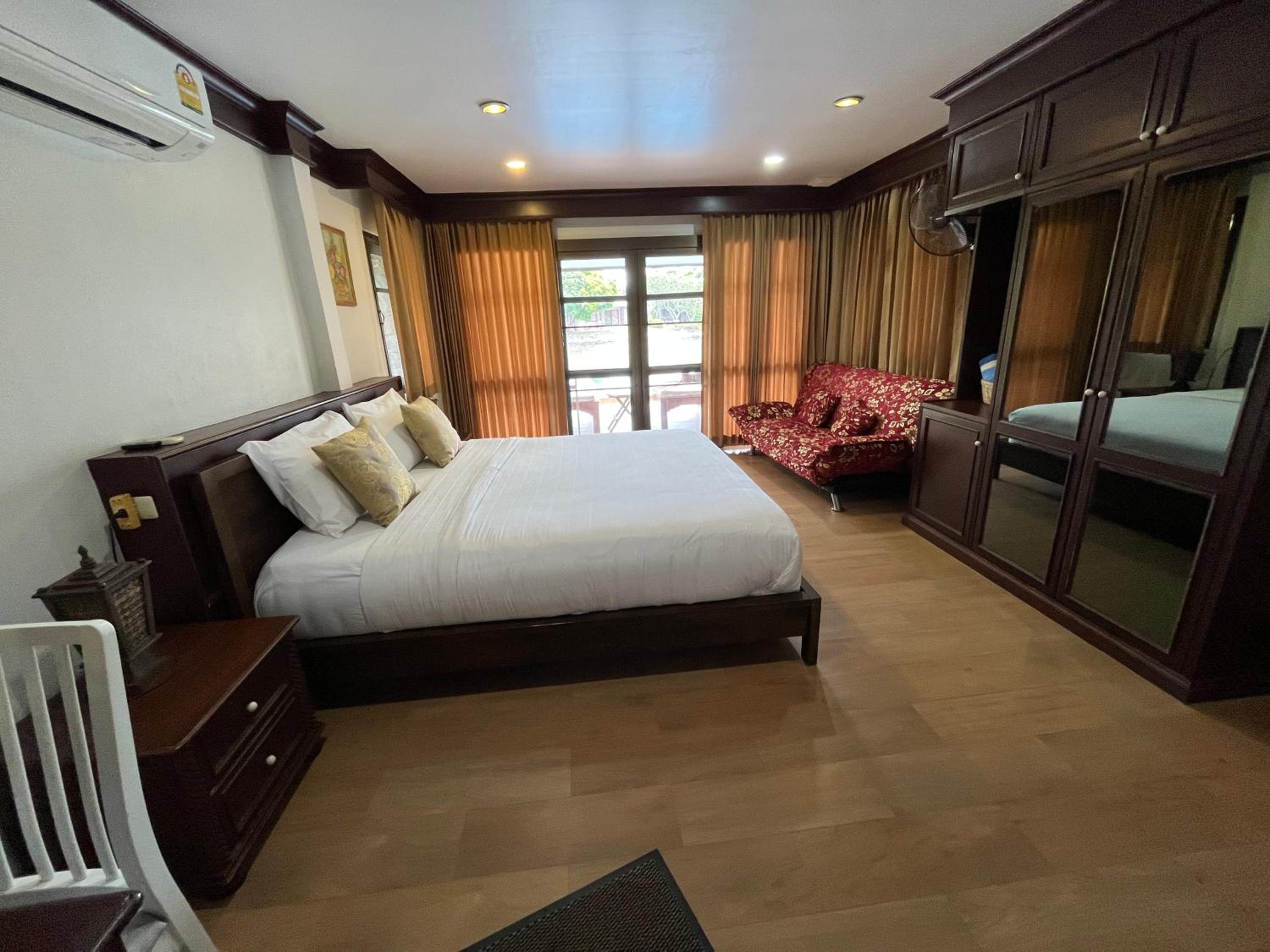 Four-Bedroom House photo 3