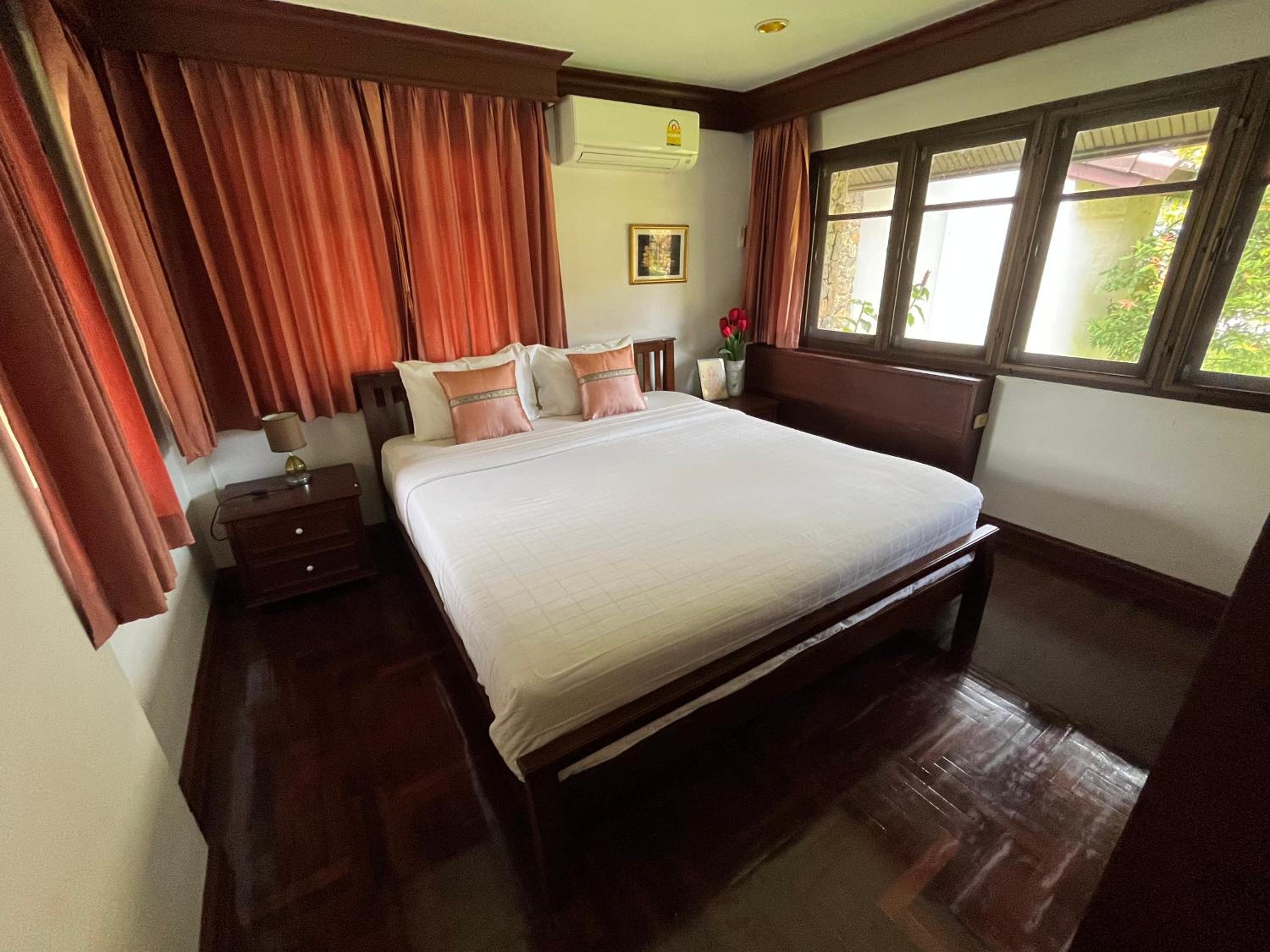 Three-Bedroom House photo 3