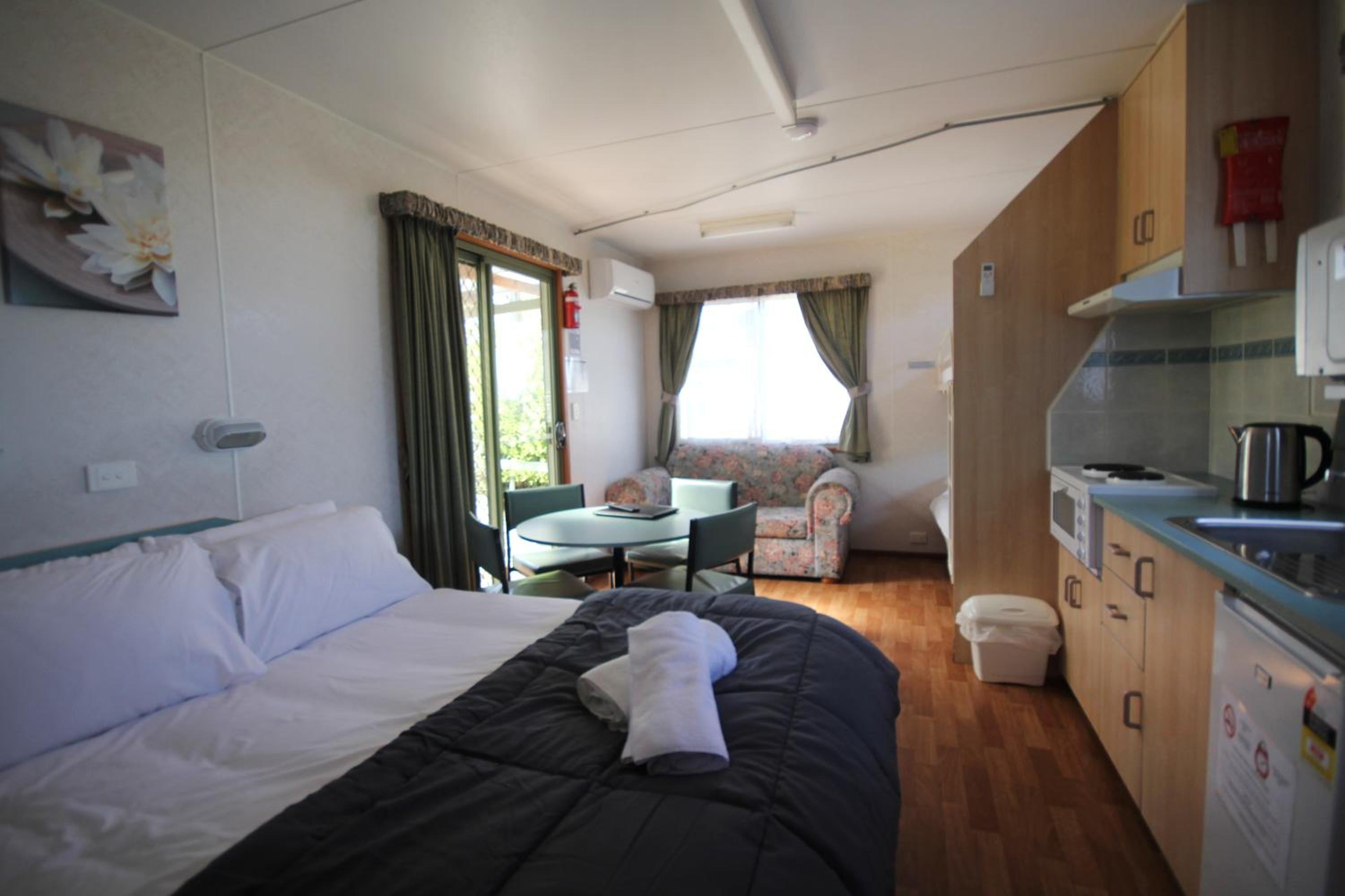 Studio Cabin (Sleeps 4) photo 1