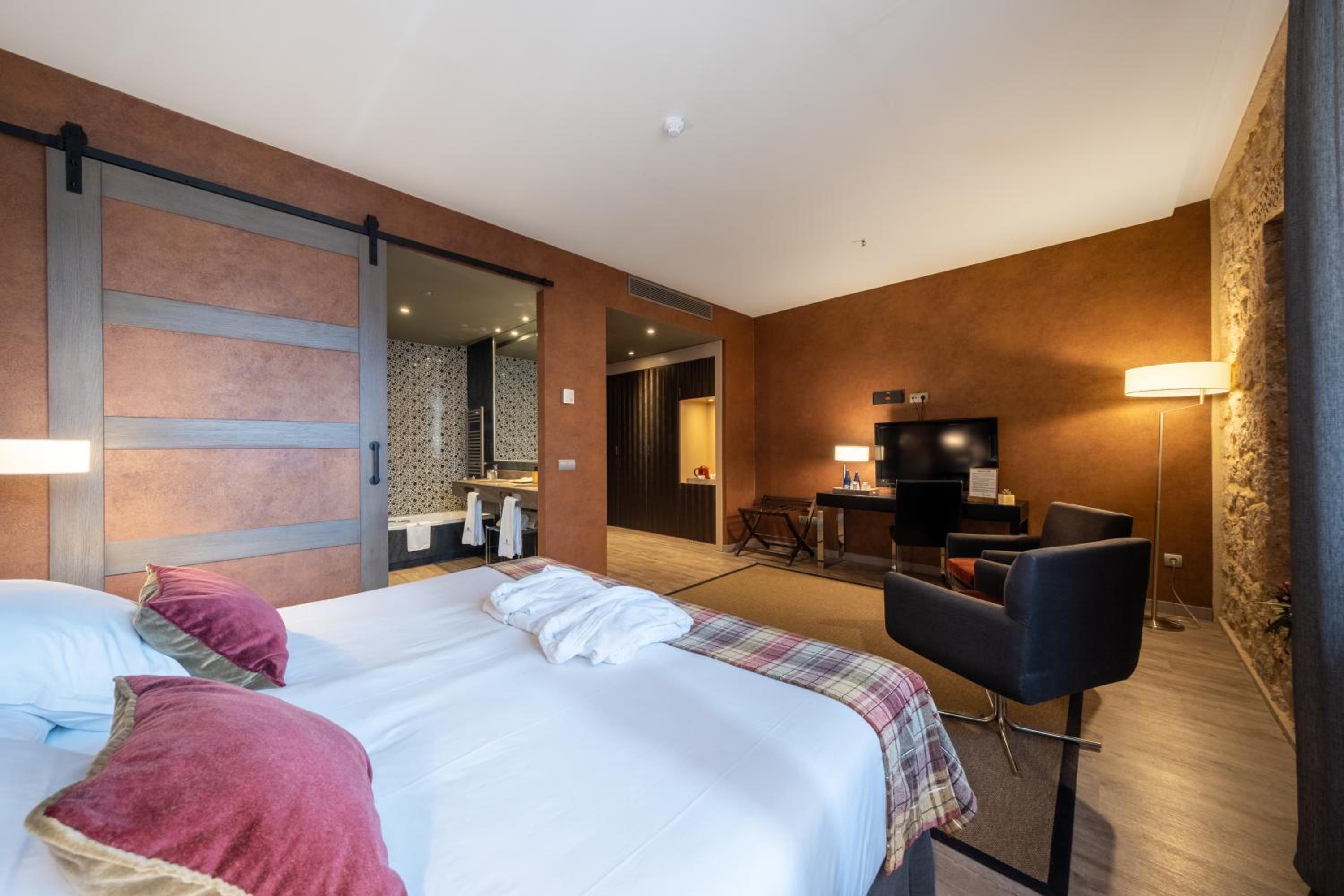 Superior Double Room - Photo 1