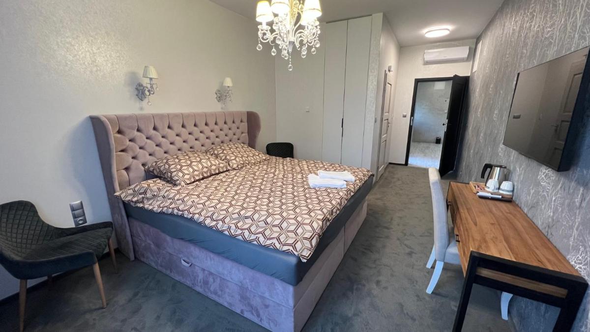 Large Double Room - Photo 1