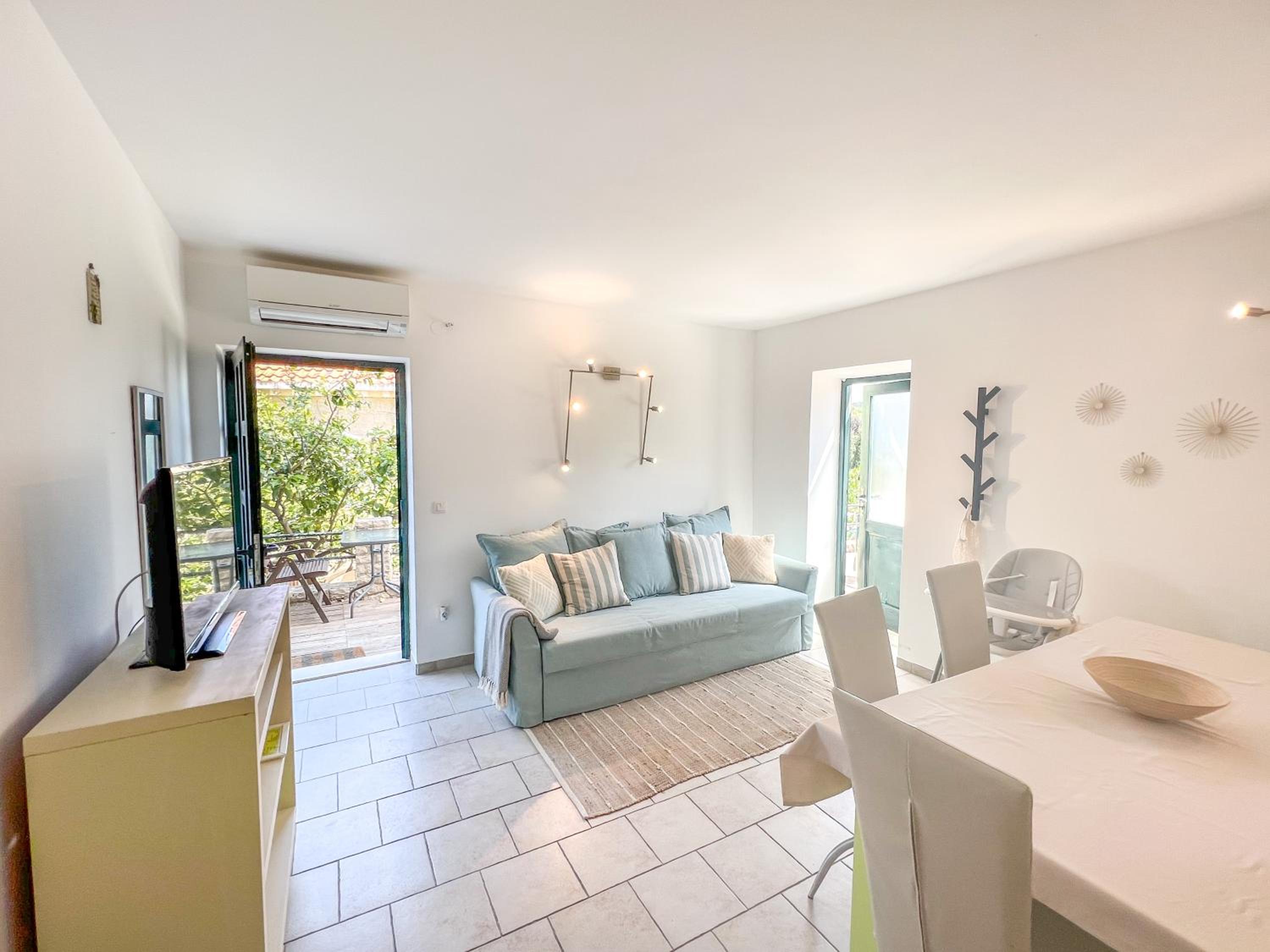 Two-Bedroom Apartment with Sofa Bed and Sea View - Photo 17