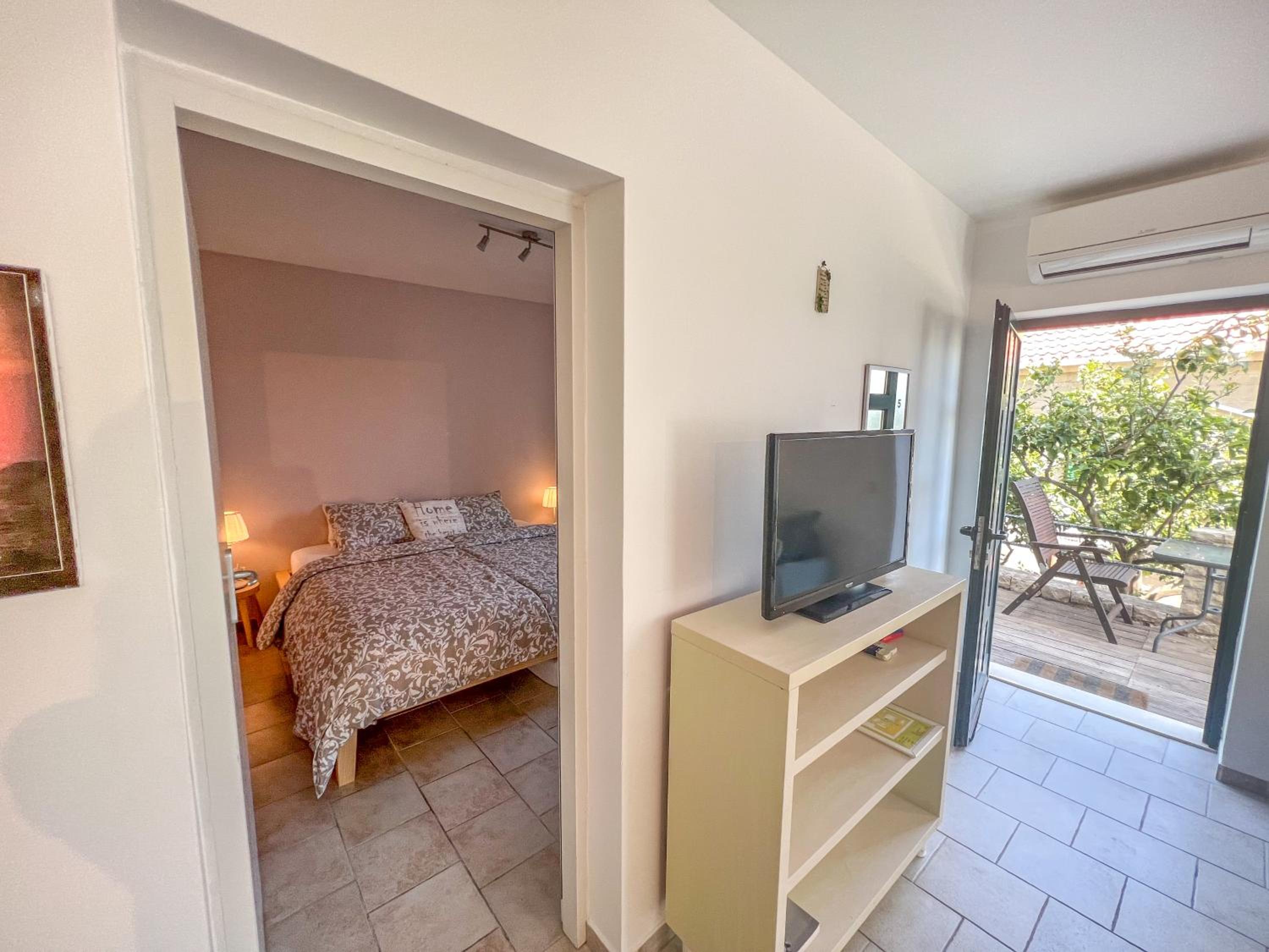 Two-Bedroom Apartment with Sofa Bed and Sea View - Photo 14