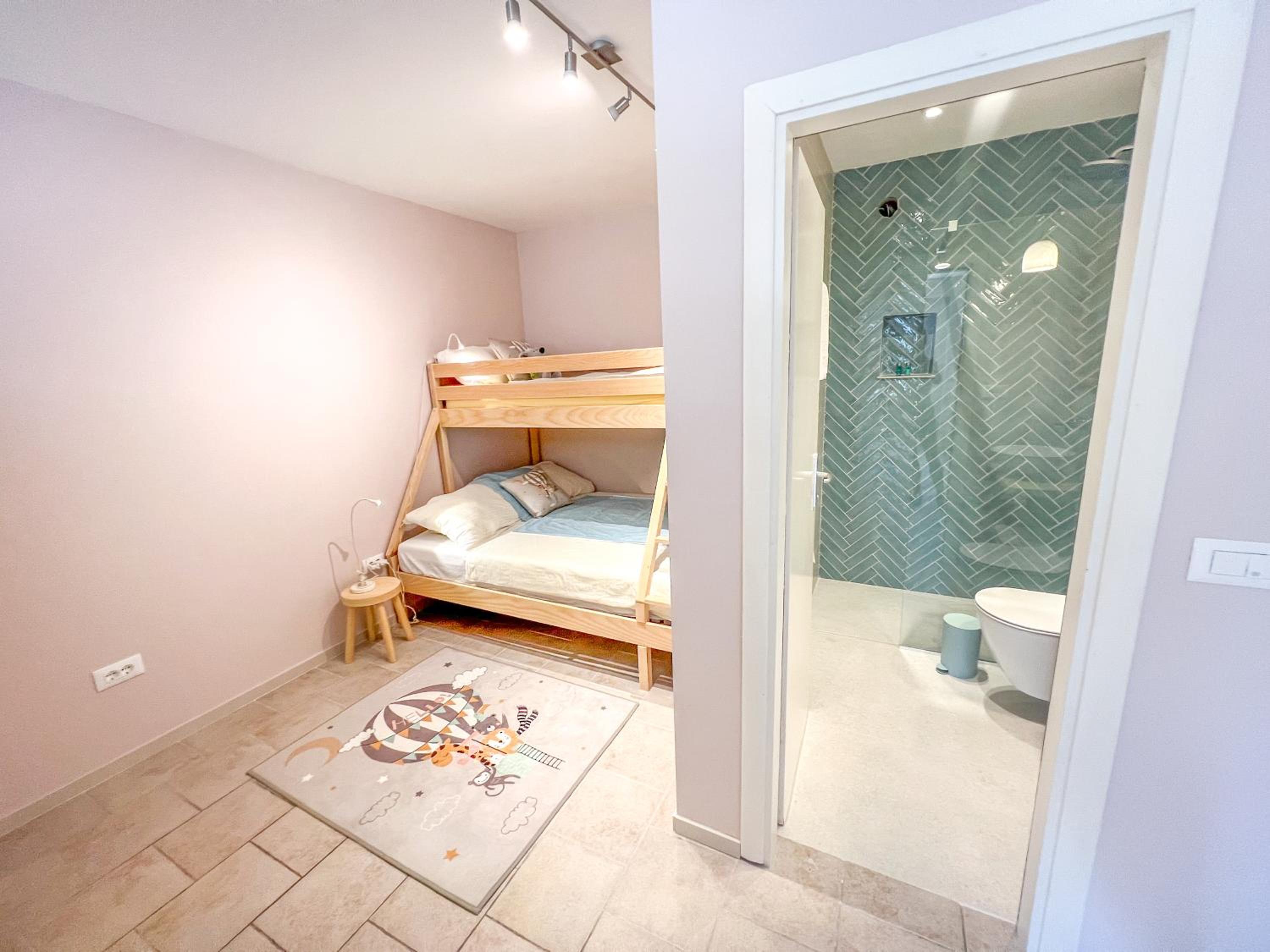 Two-Bedroom Apartment with Sofa Bed and Sea View - Photo 5