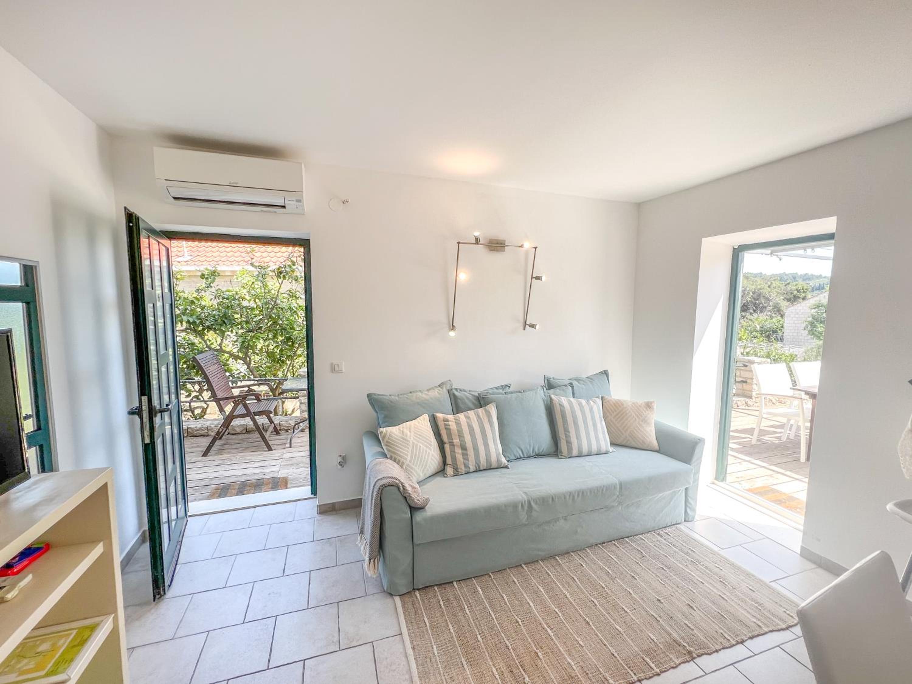 Two-Bedroom Apartment with Sofa Bed and Sea View - Photo 2
