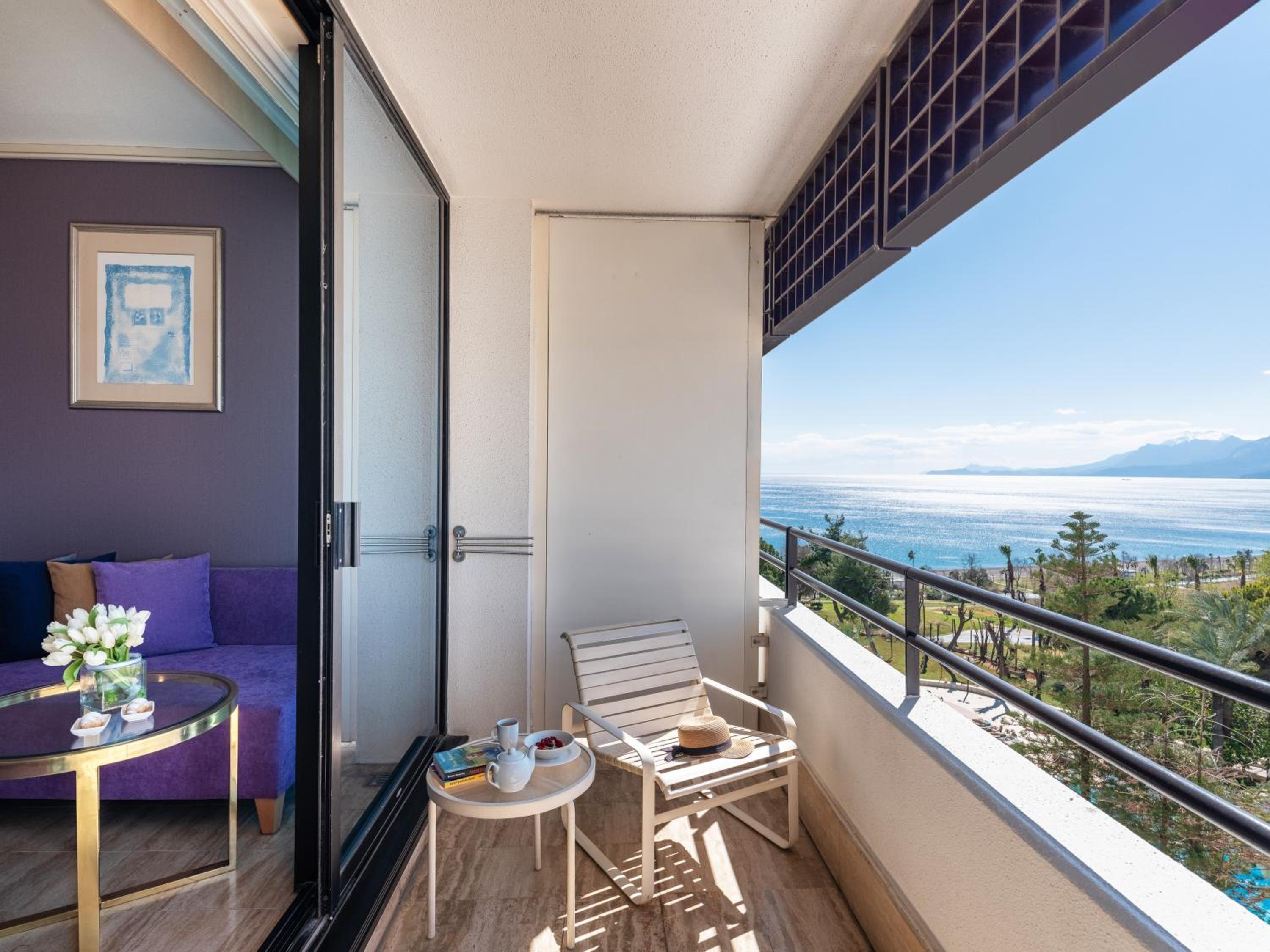 Comfort Twin Room with Two Sofa Beds and Sea View  photo 3