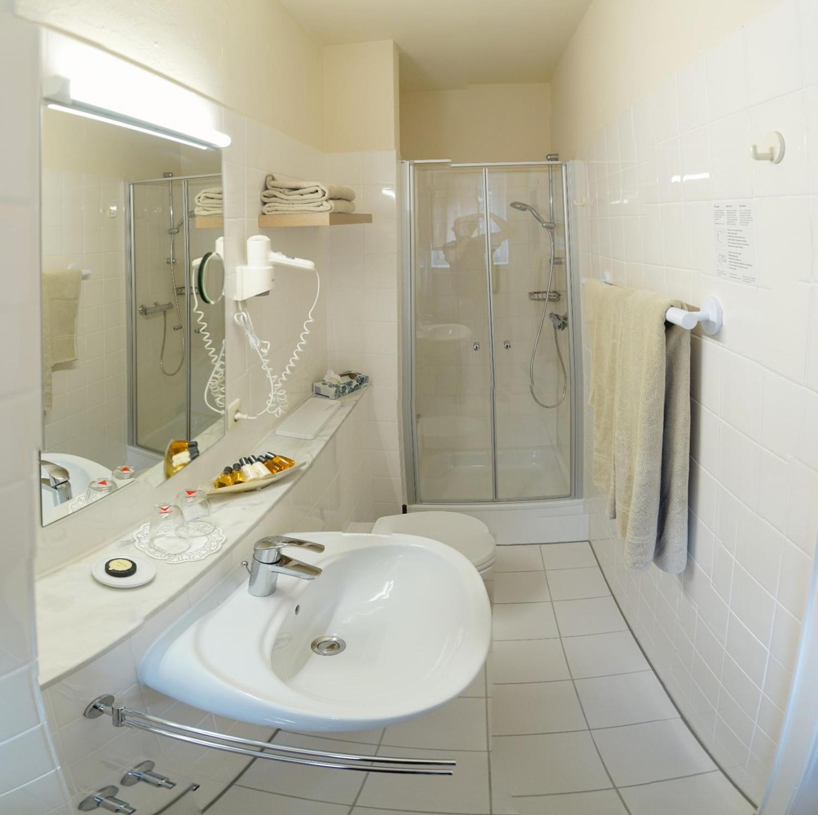 Single Room with Bathroom photo 3