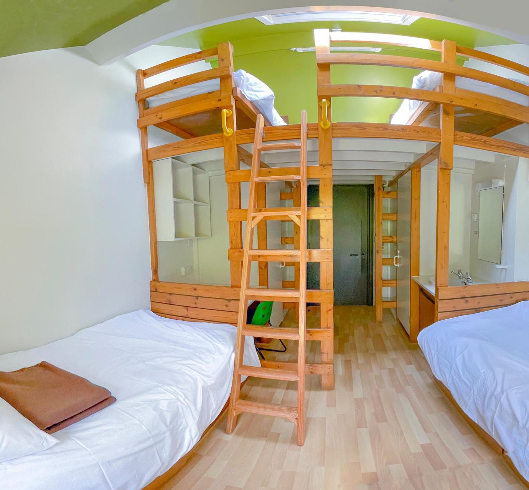 Quadruple Room with Private Bathroom - Photo 1