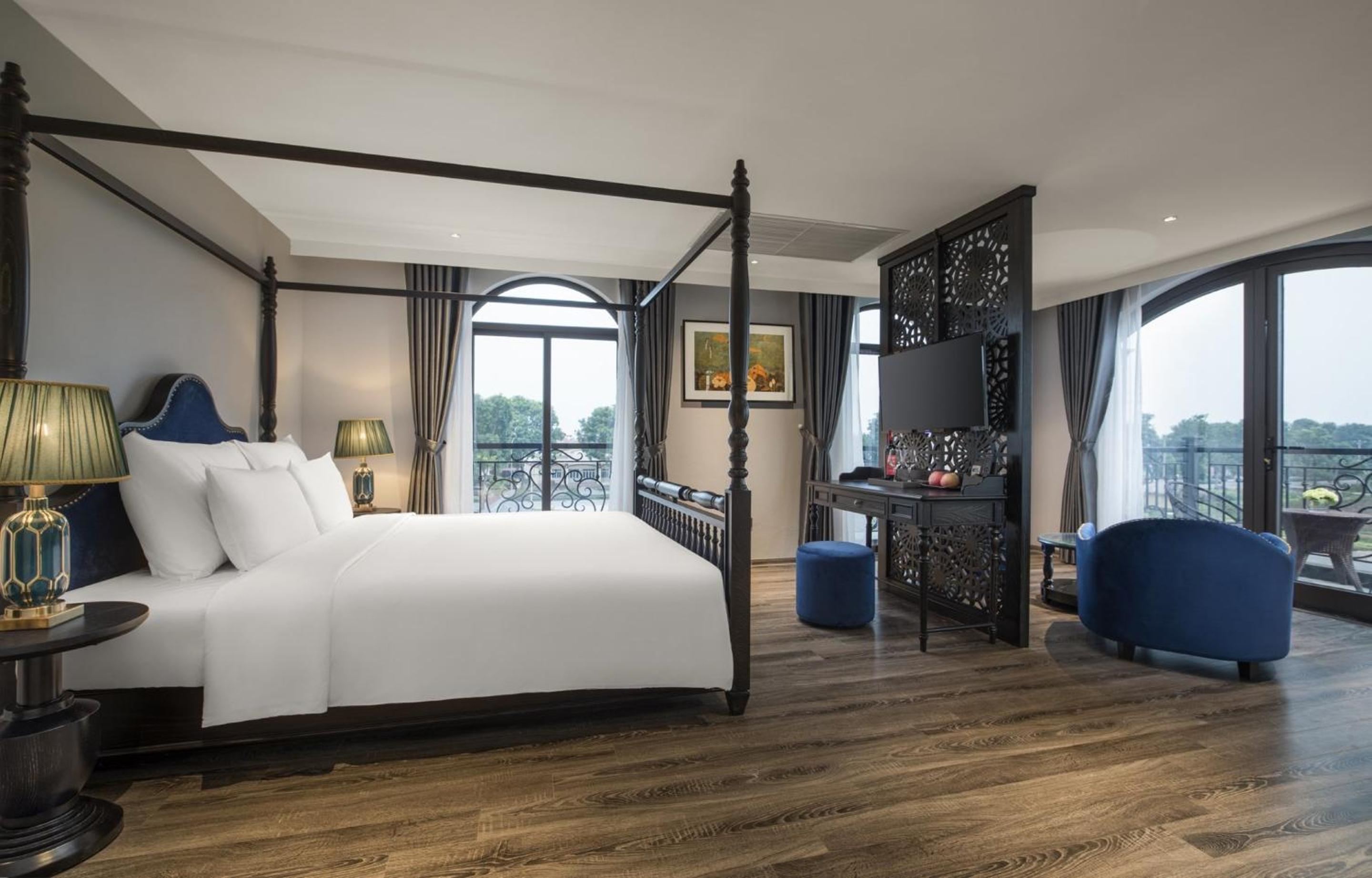 King Suite with Balcony photo 2