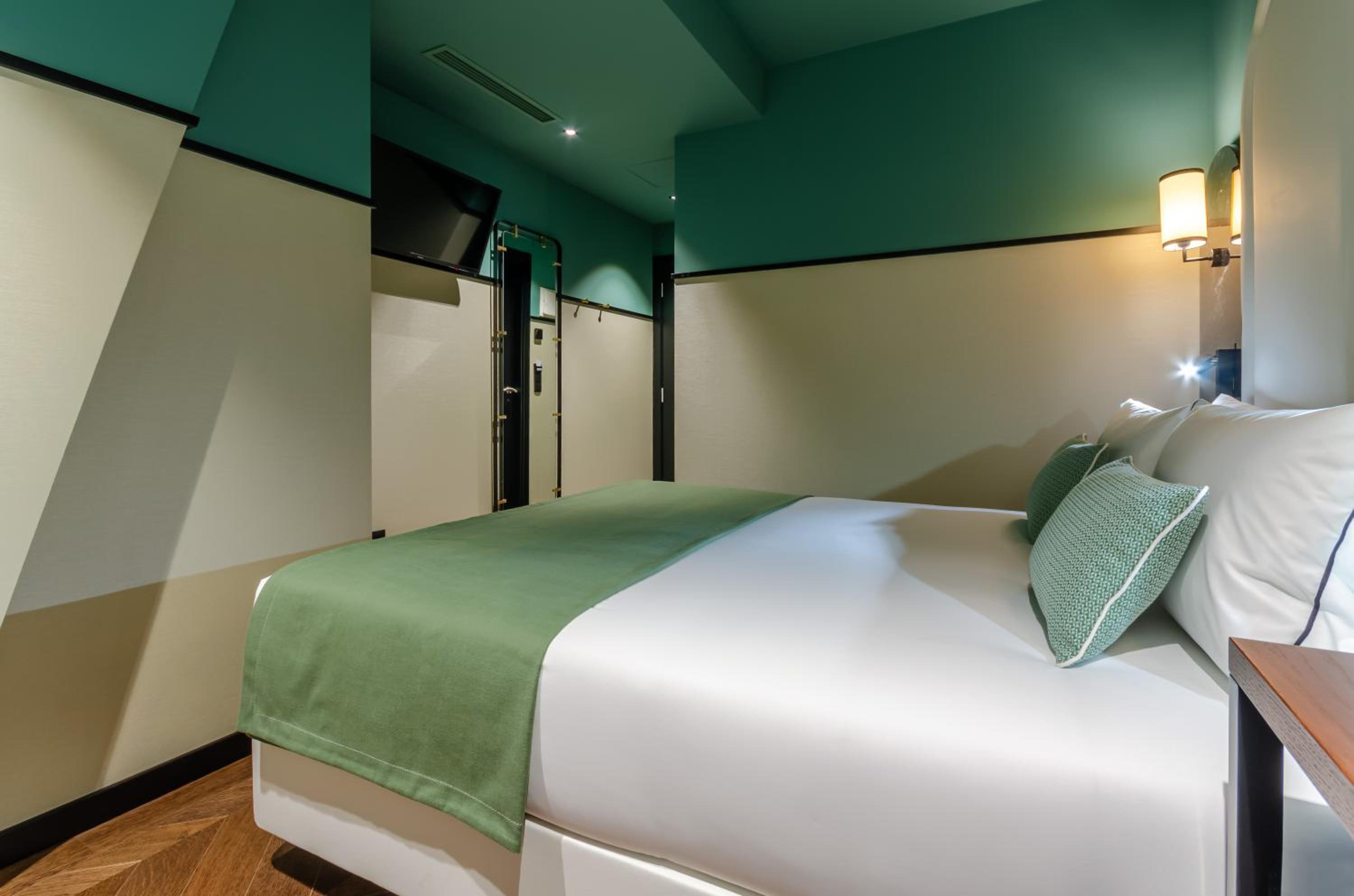 Standard Double or Twin Room - Photo 32