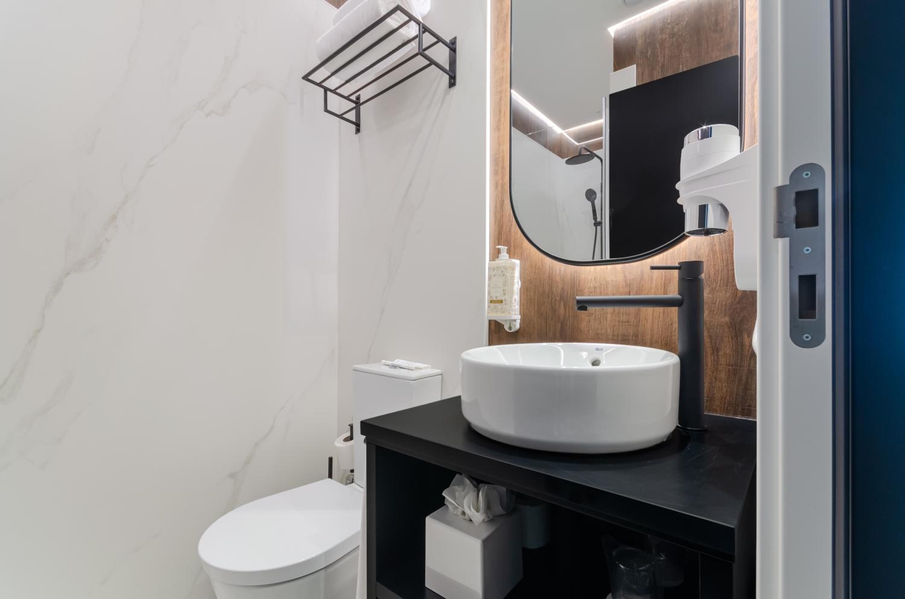 Standard Double or Twin Room - Photo 7