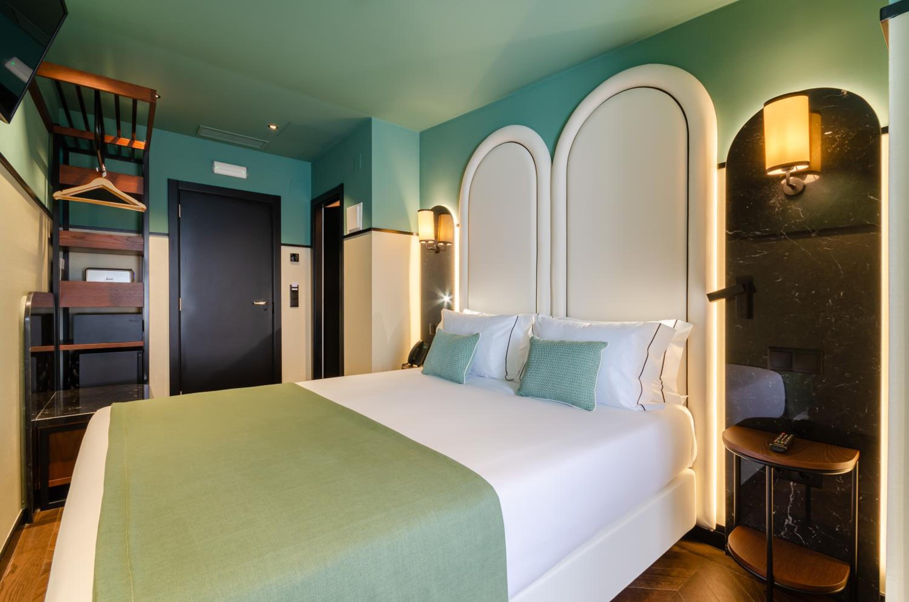 Standard Double or Twin Room - Photo 8