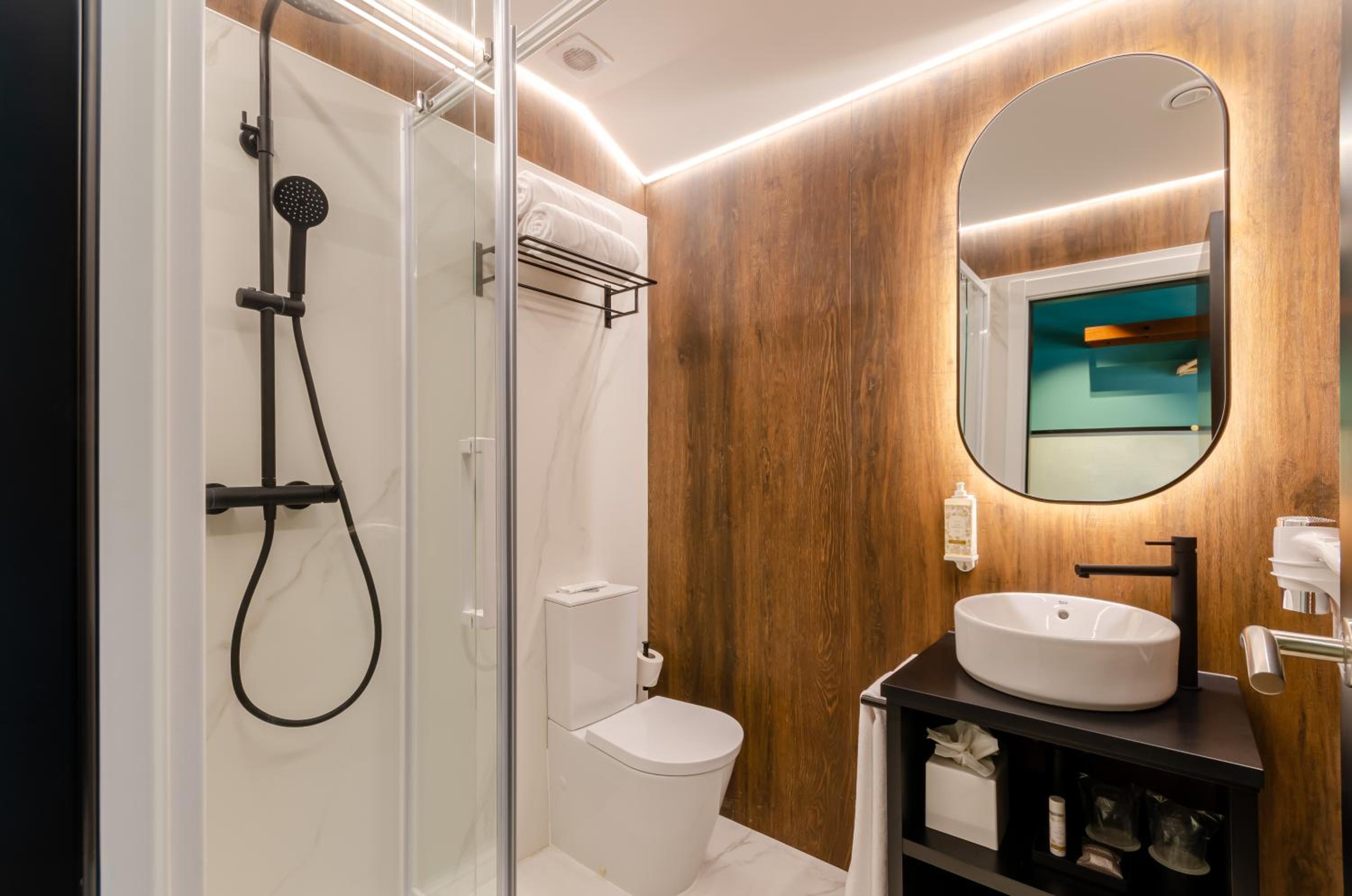 Standard Double or Twin Room - Photo 9