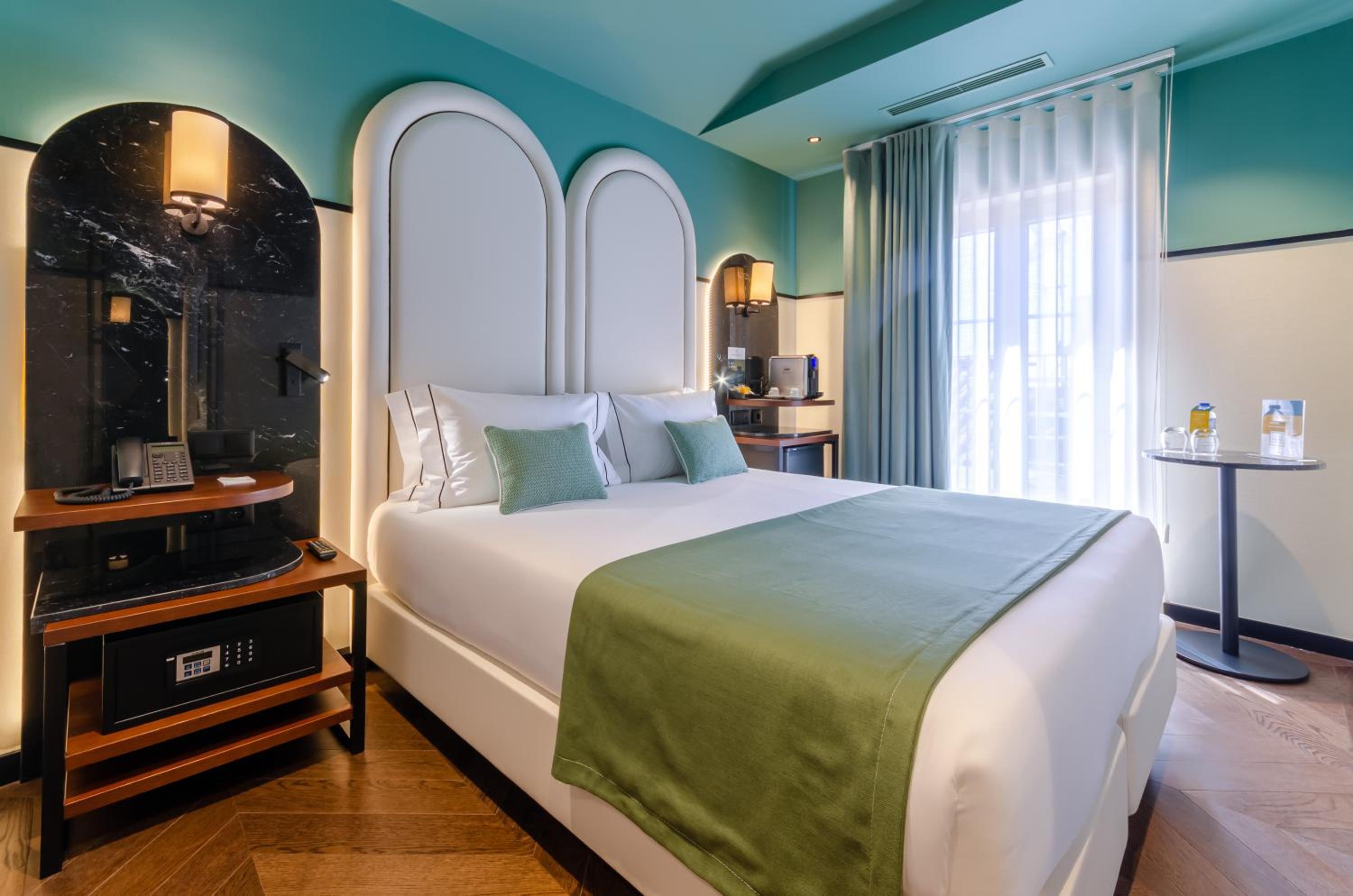 Standard Double or Twin Room - Photo 10
