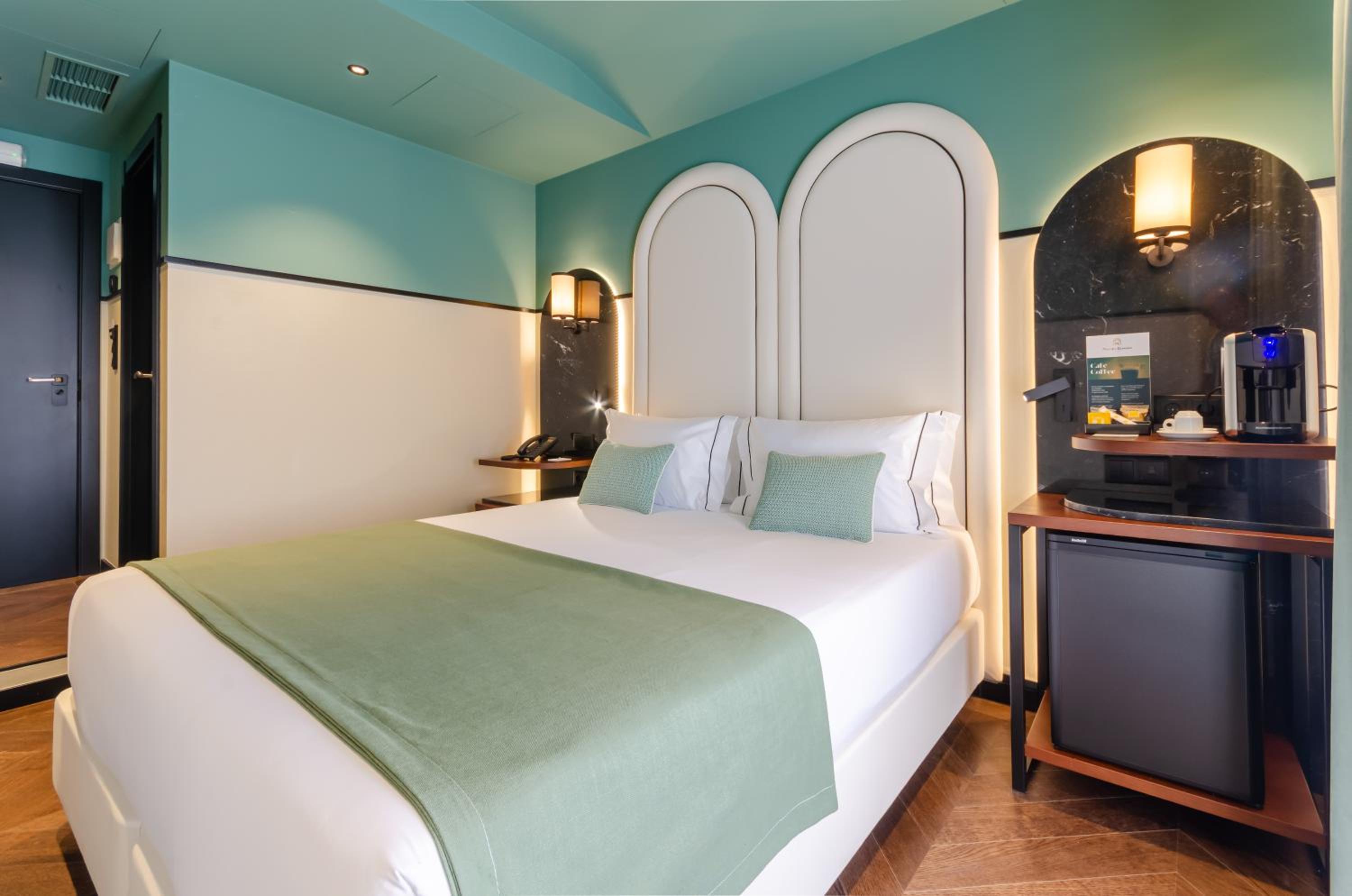 Standard Double or Twin Room - Photo 11