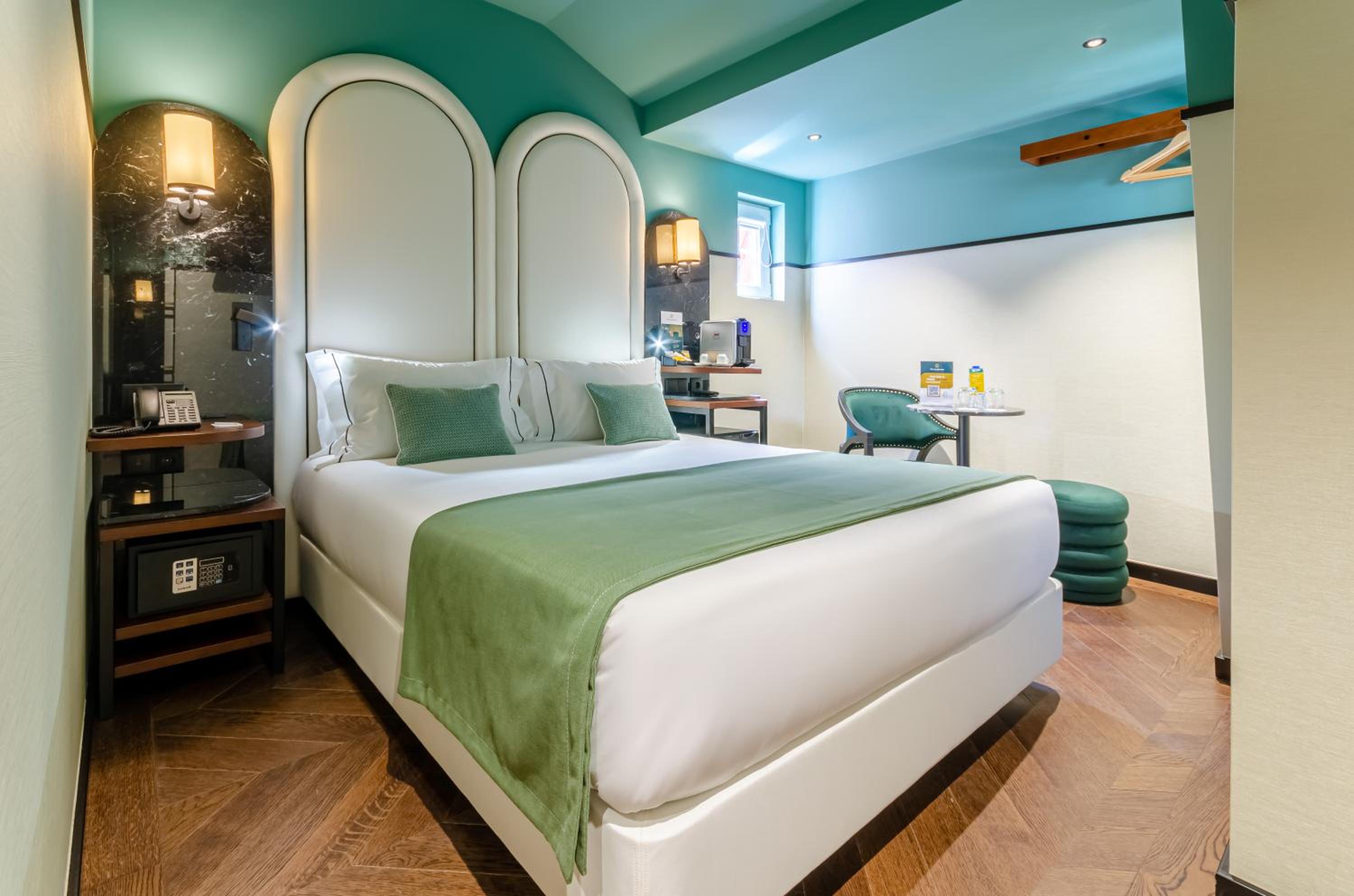 Standard Double or Twin Room - Photo 12