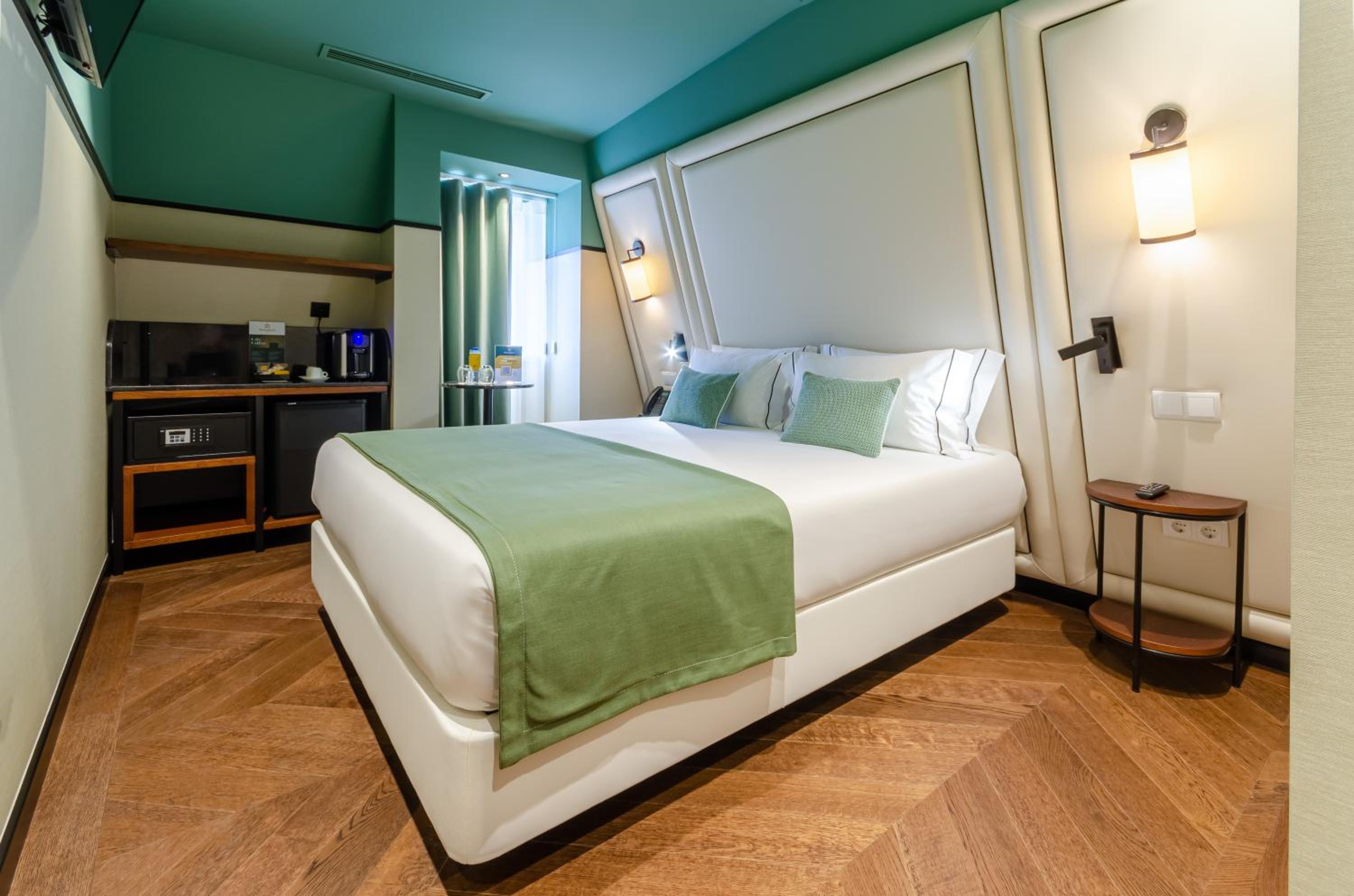 Standard Double or Twin Room - Photo 13