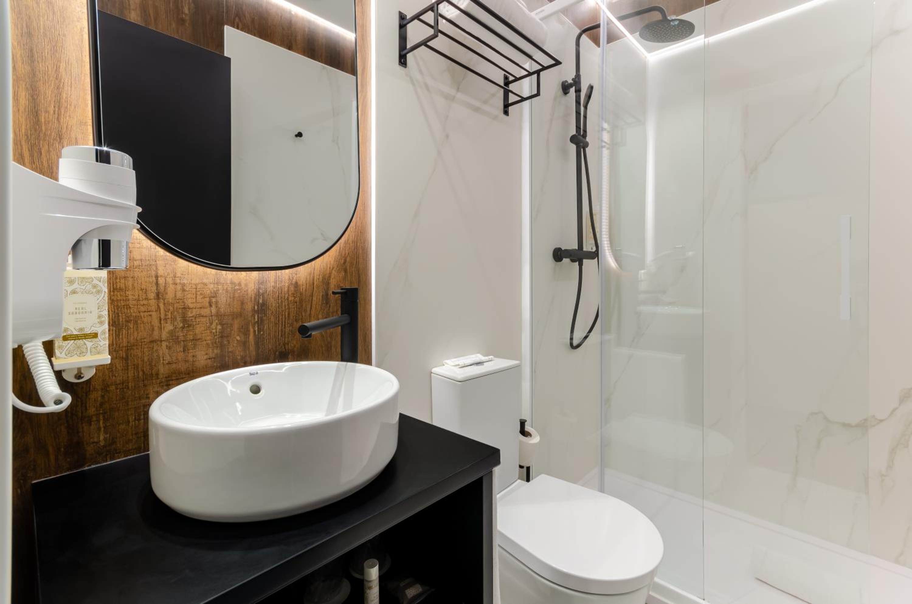 Standard Double or Twin Room - Photo 17