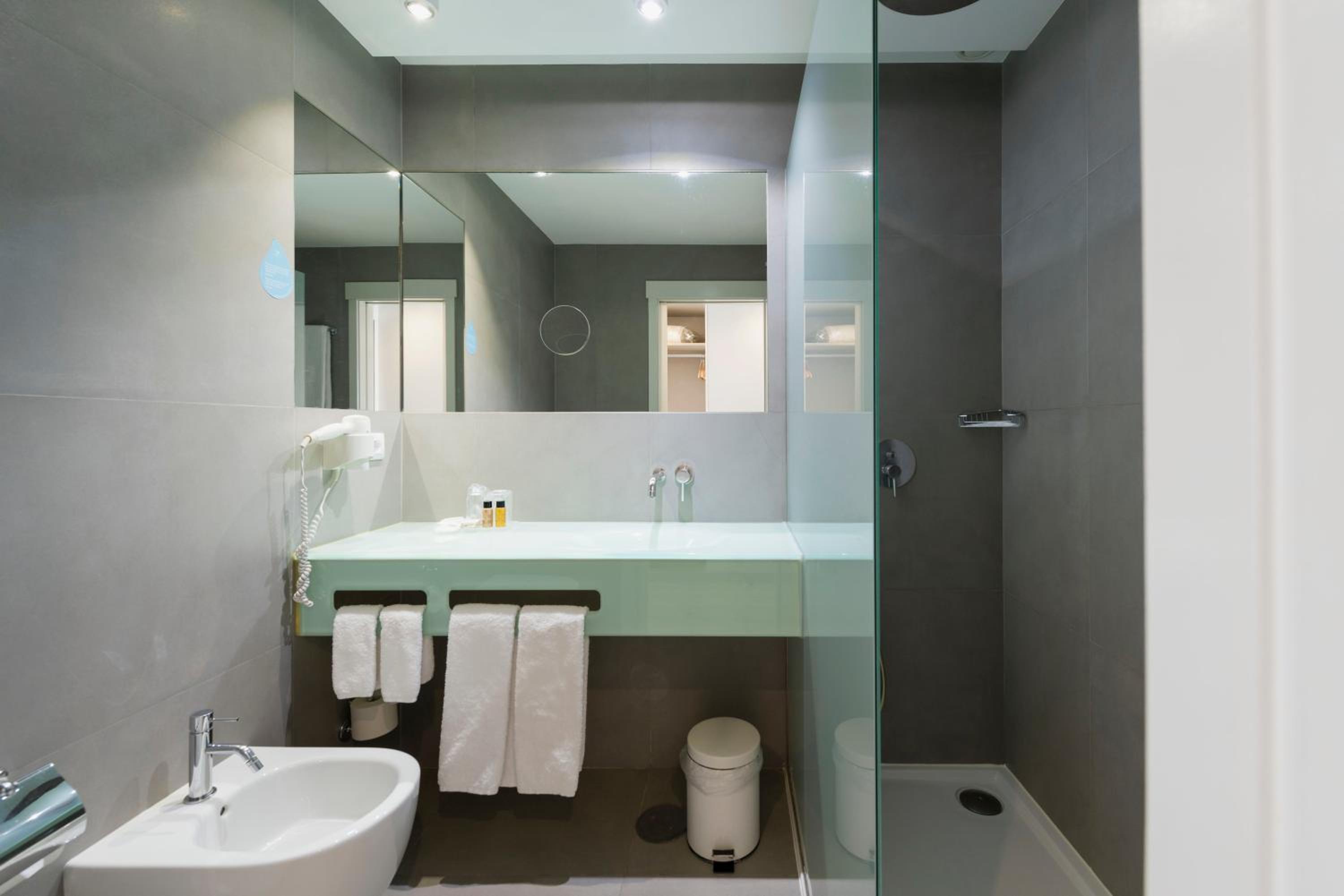 Twin Room - Photo 5
