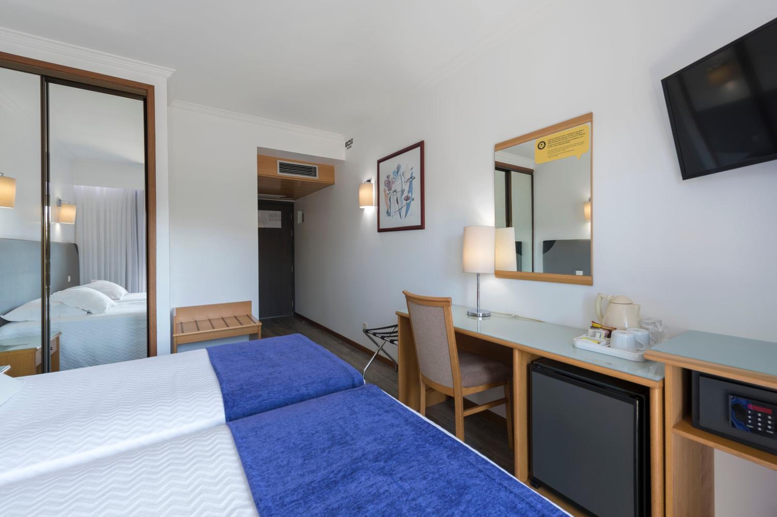 Twin Room - Photo 3