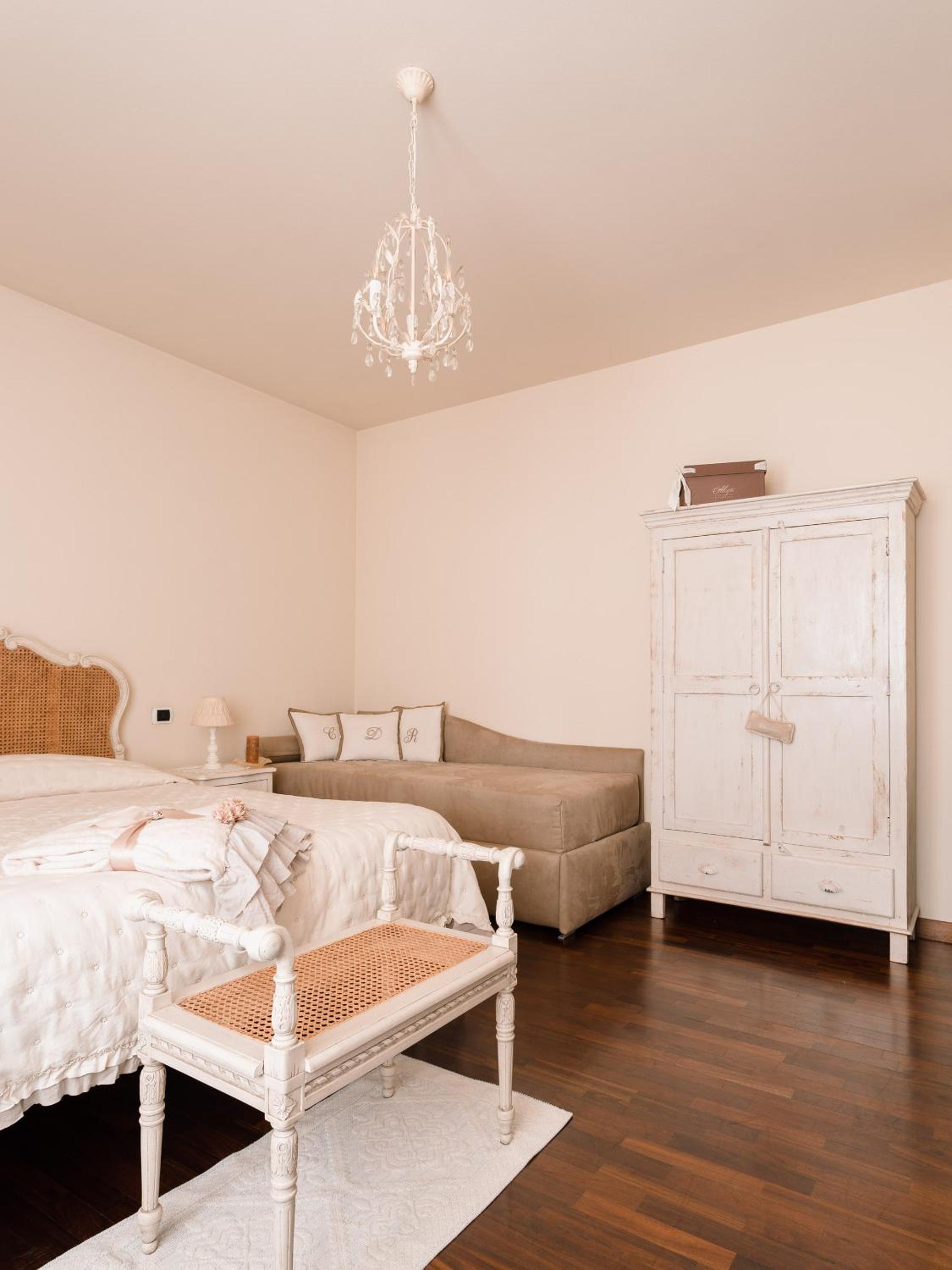 Deluxe Family Room - Photo 2
