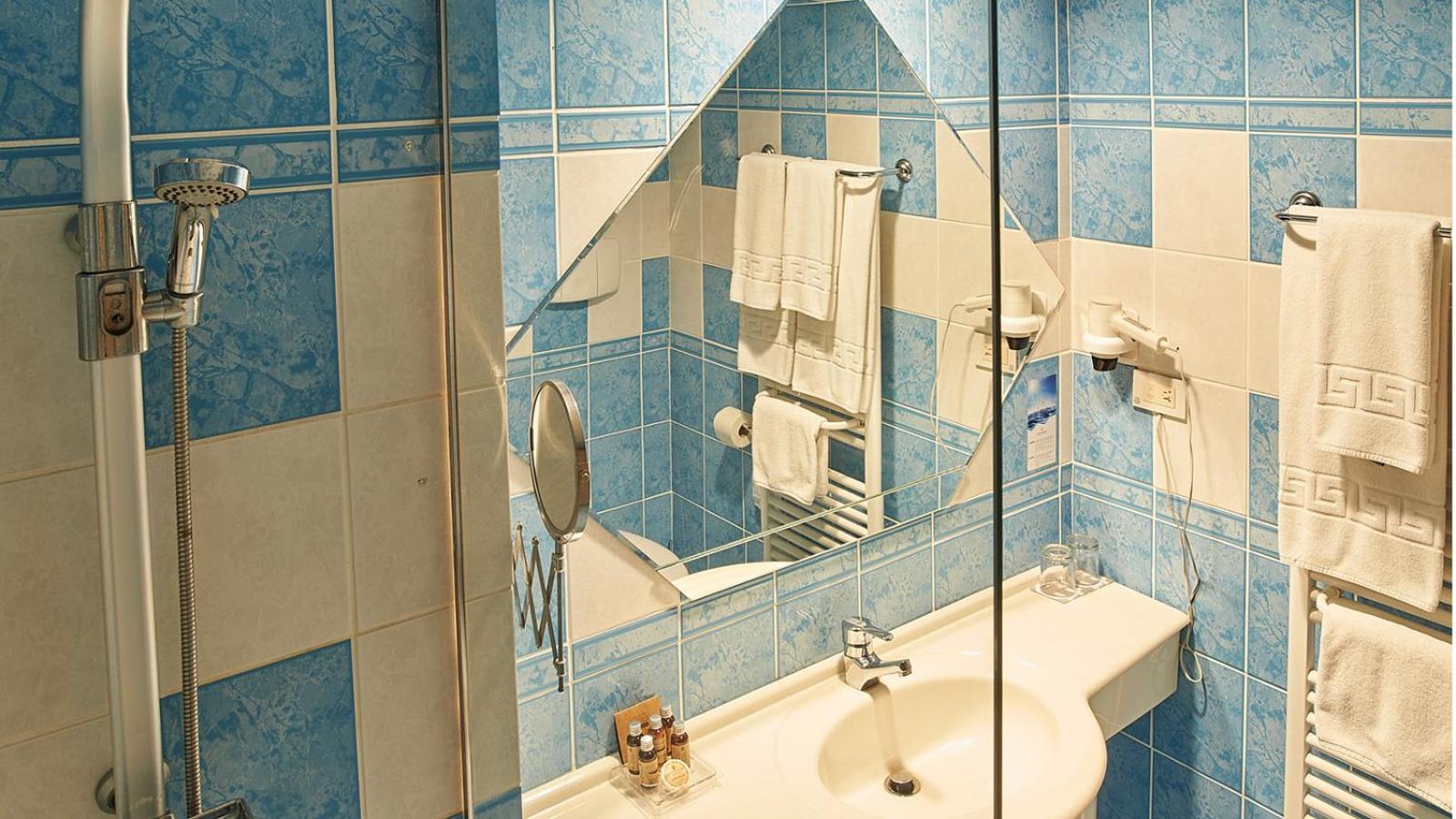Standard Twin Room - Photo 6