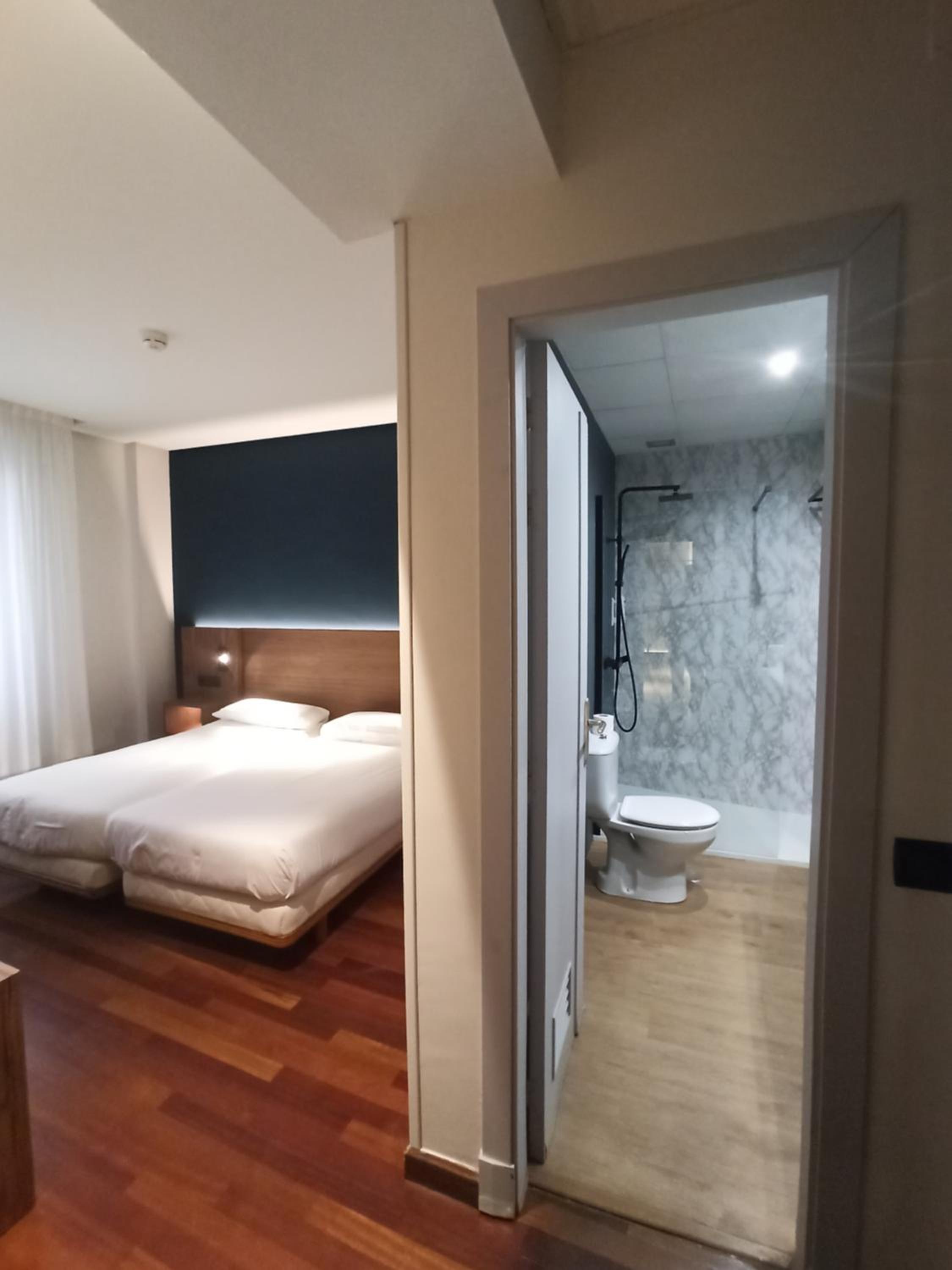Deluxe Double or Twin Room - Photo 2