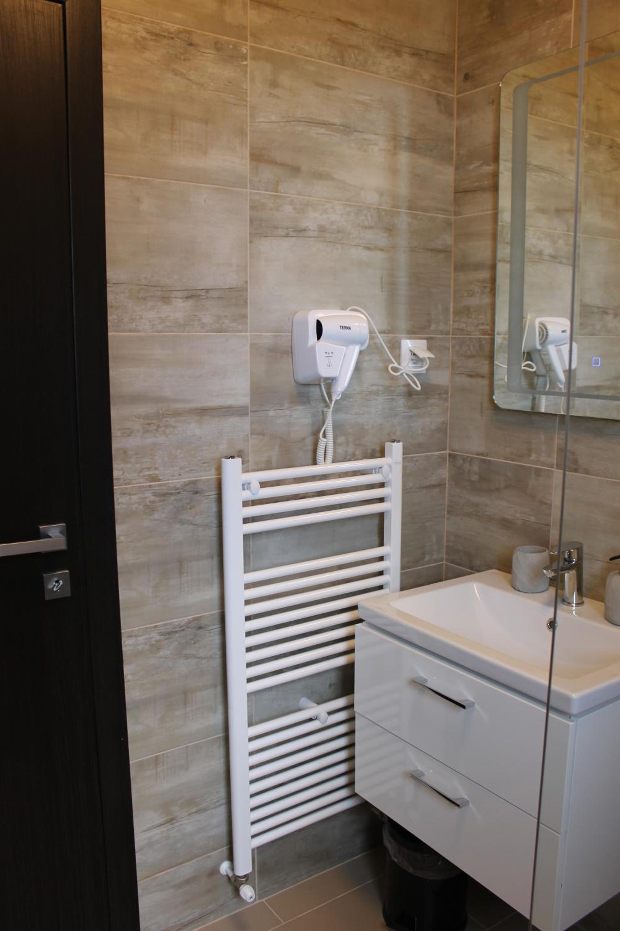 Double Room with Balcony - Photo 5