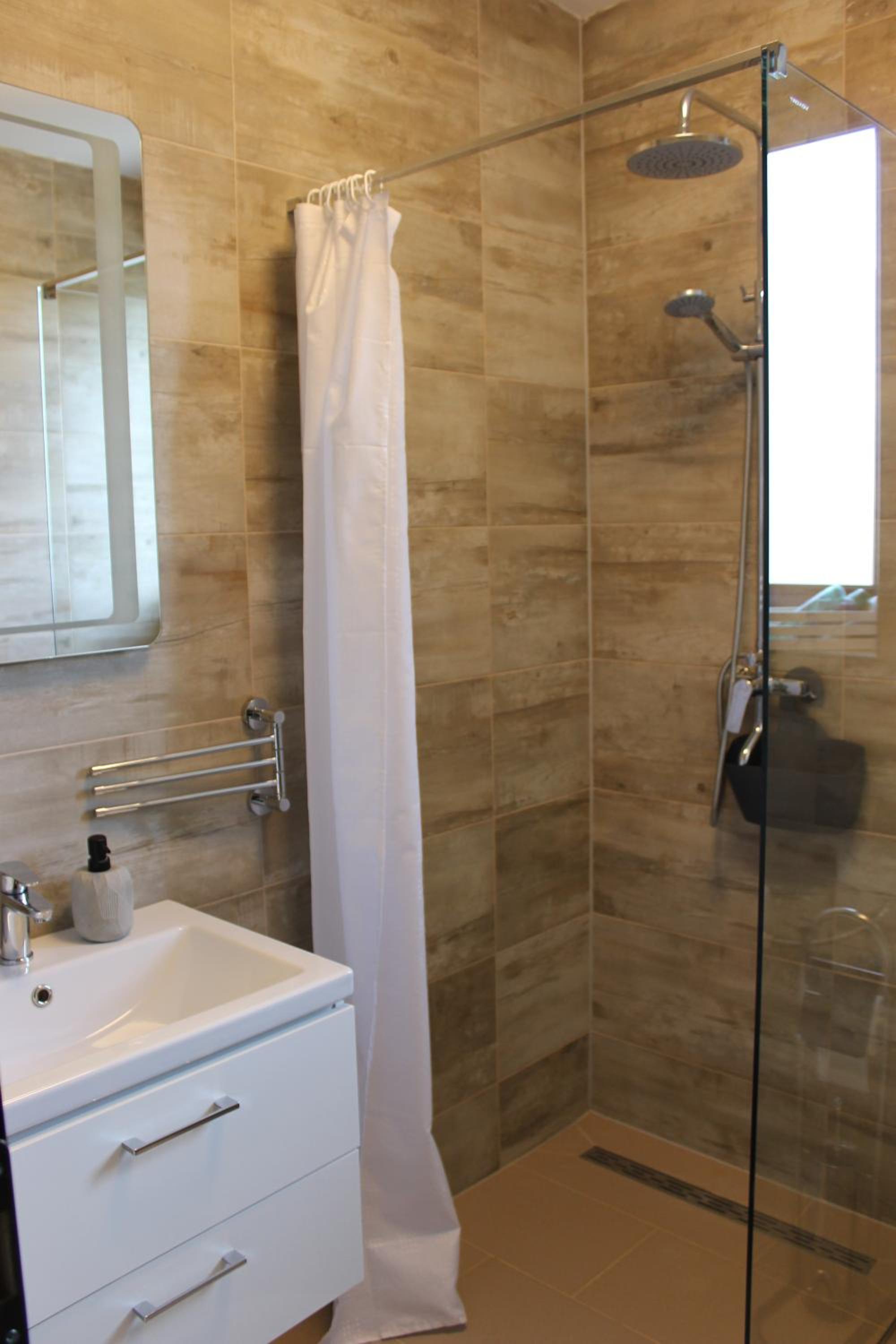 Double Room with Balcony - Photo 4