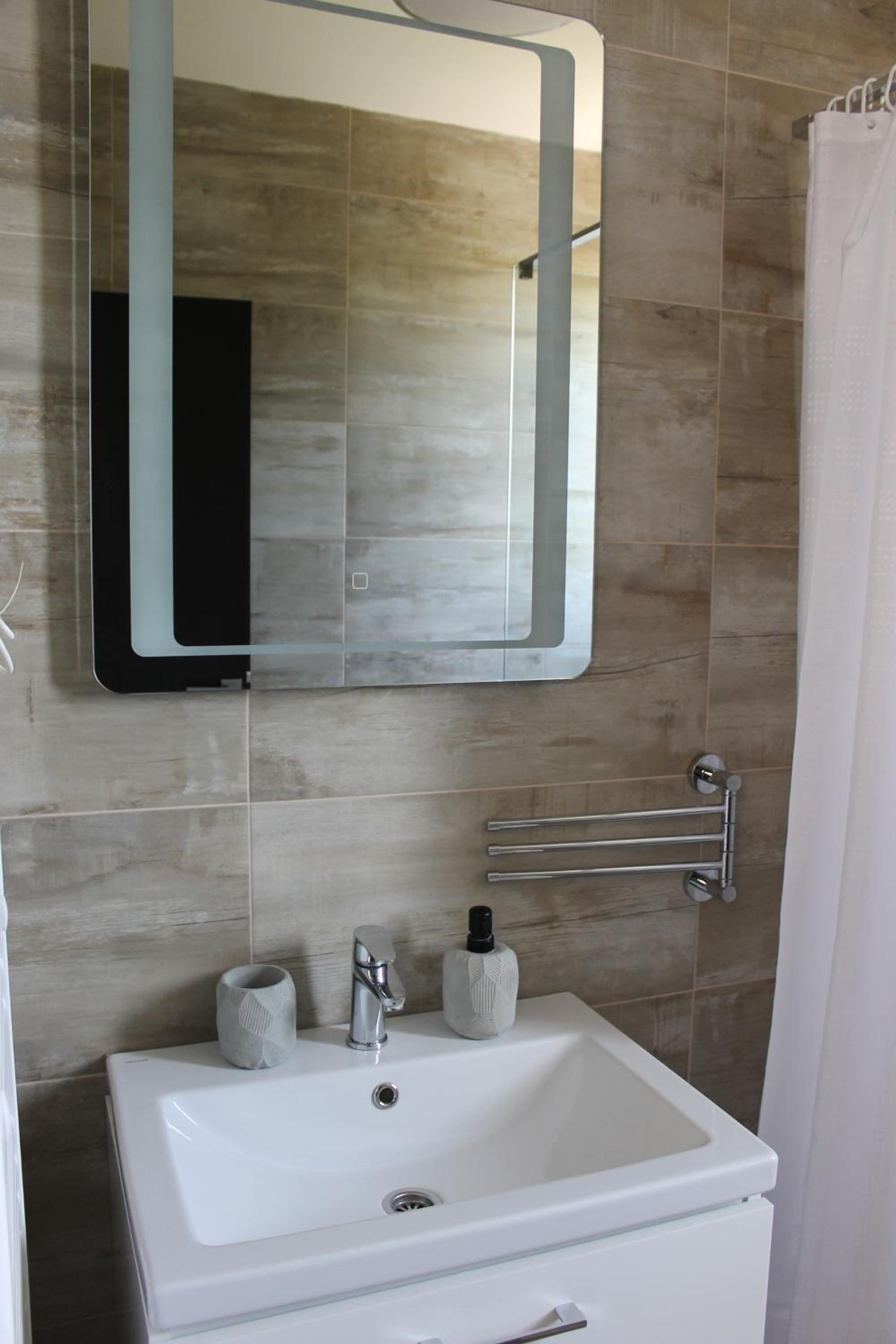 Double Room with Balcony - Photo 22