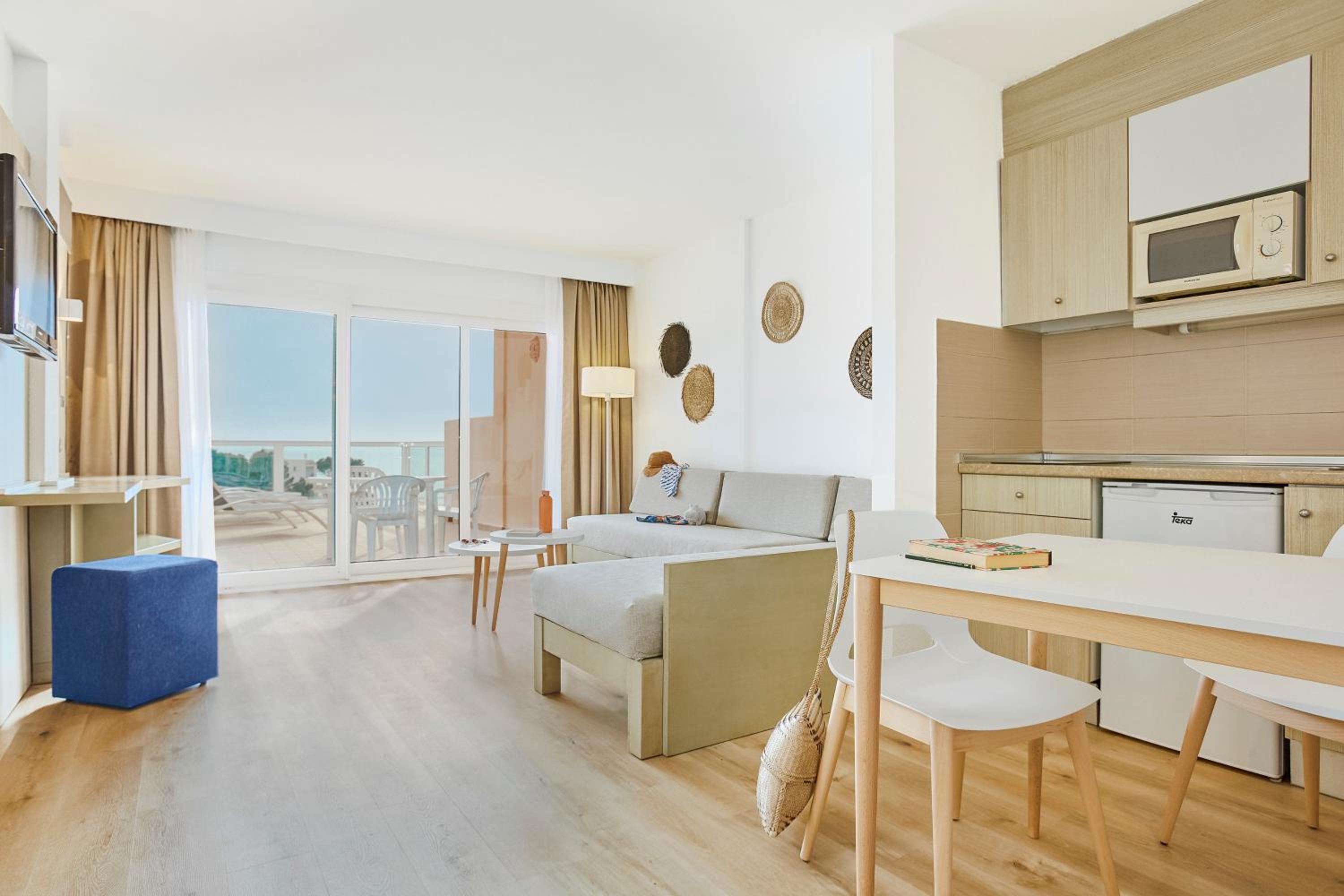 One-Bedroom Apartment with Sea View (2 Adults + 2 Children) - Photo 1