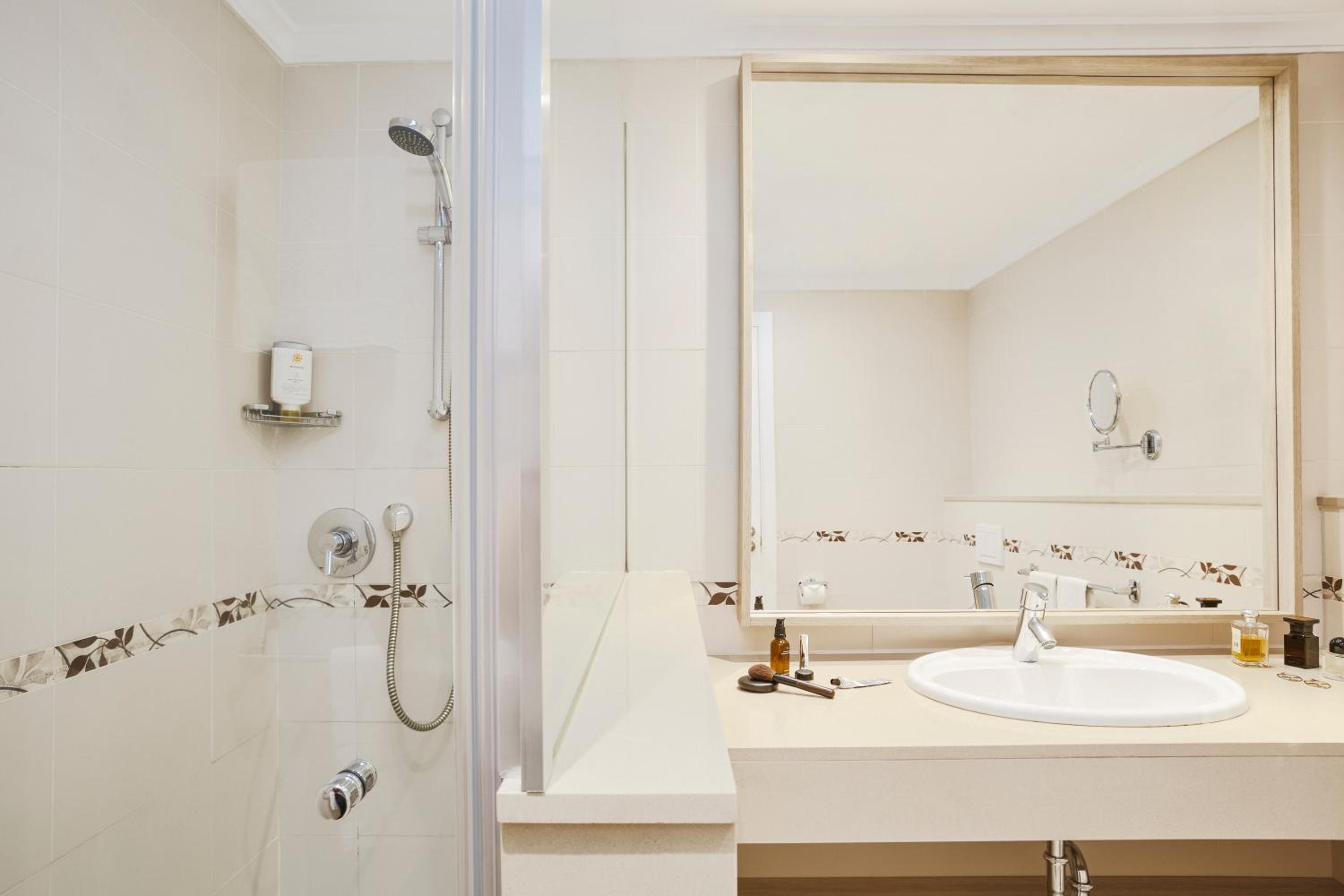 One-Bedroom Apartment with Sea View (2 Adults + 2 Children) - Photo 7