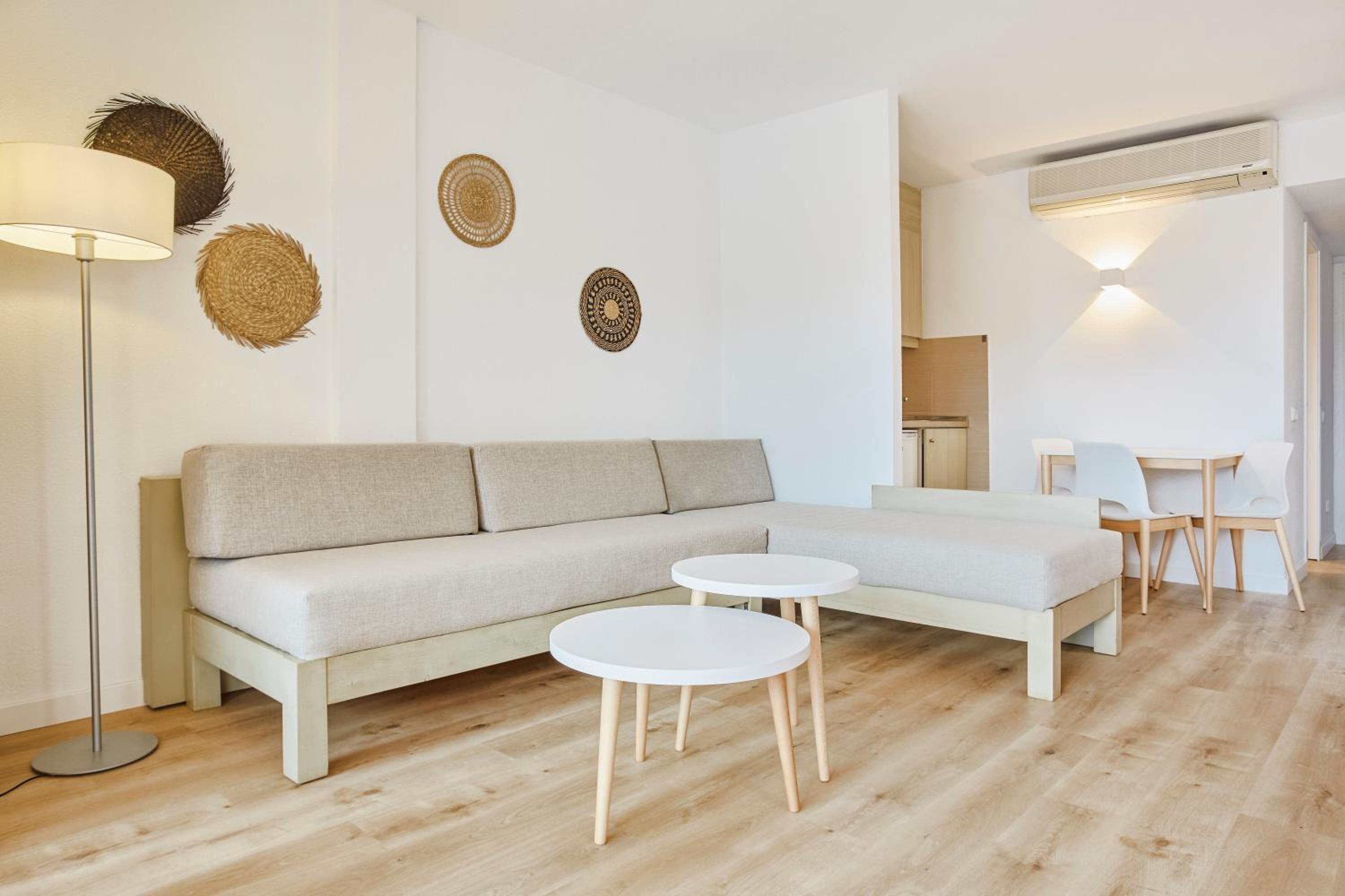 One-Bedroom Apartment with Sea View (2 Adults + 2 Children) - Photo 5