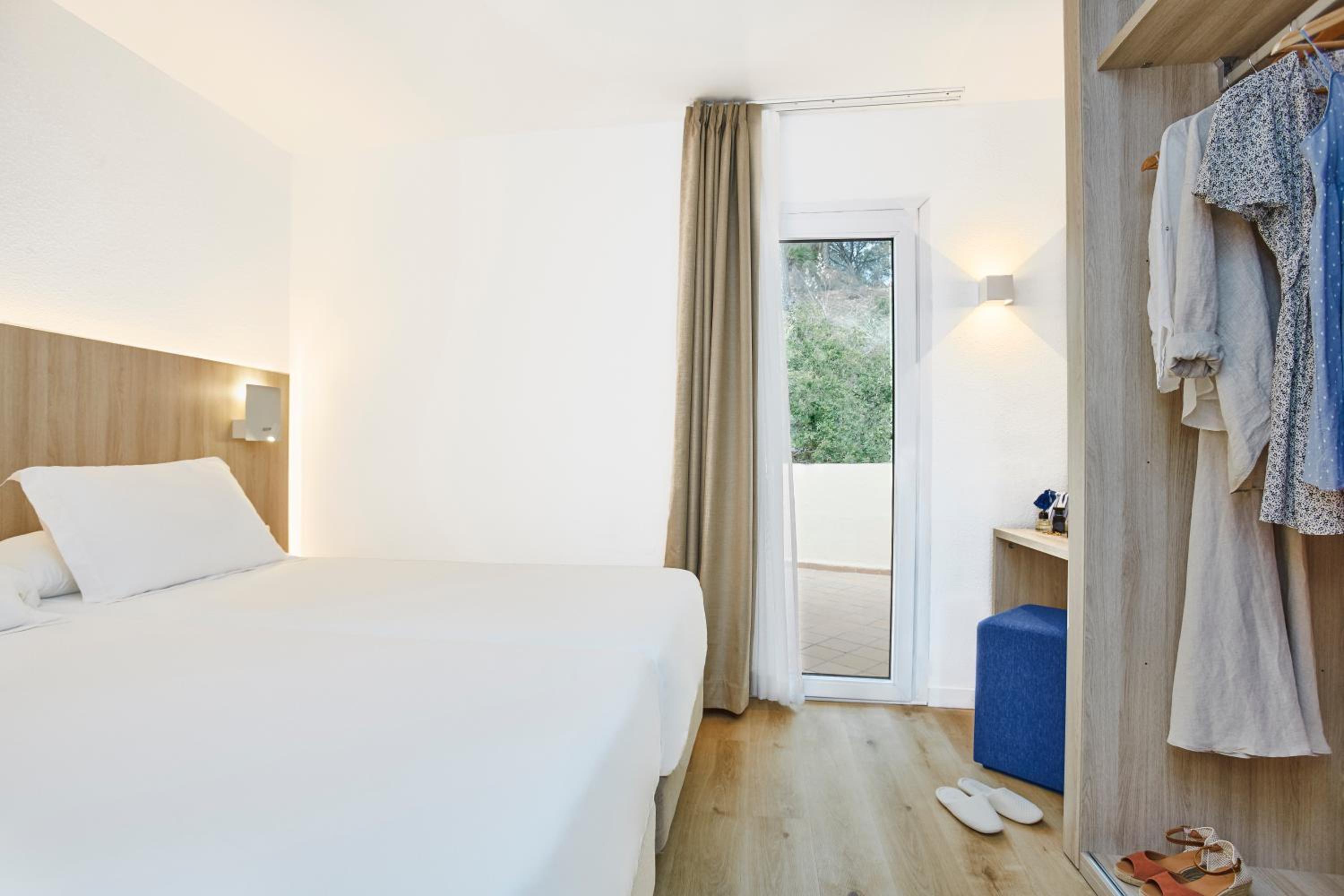 One-Bedroom Apartment with Sea View (2 Adults + 2 Children) - Photo 3