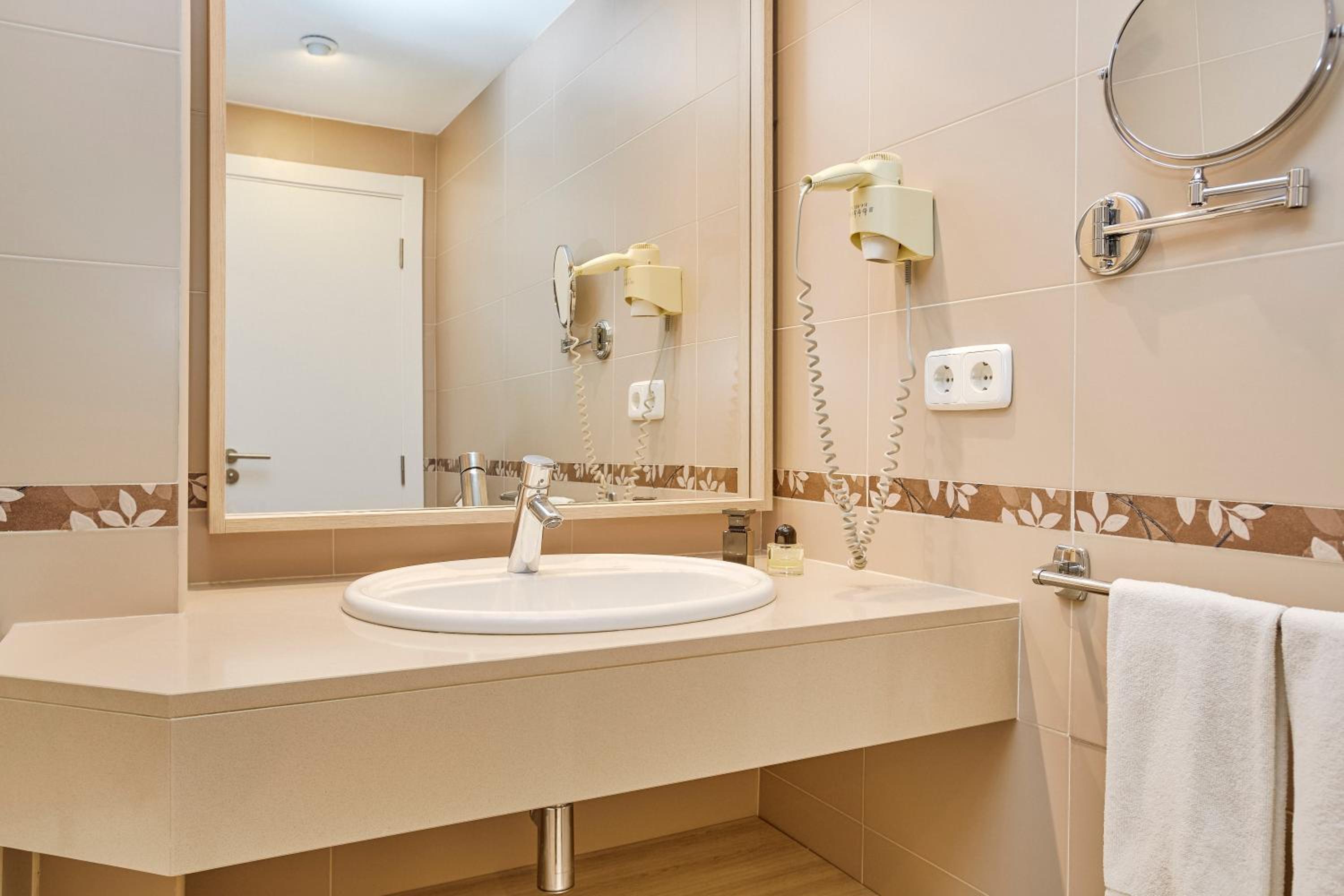 Studio with Sea View (2 Adults) - Photo 3