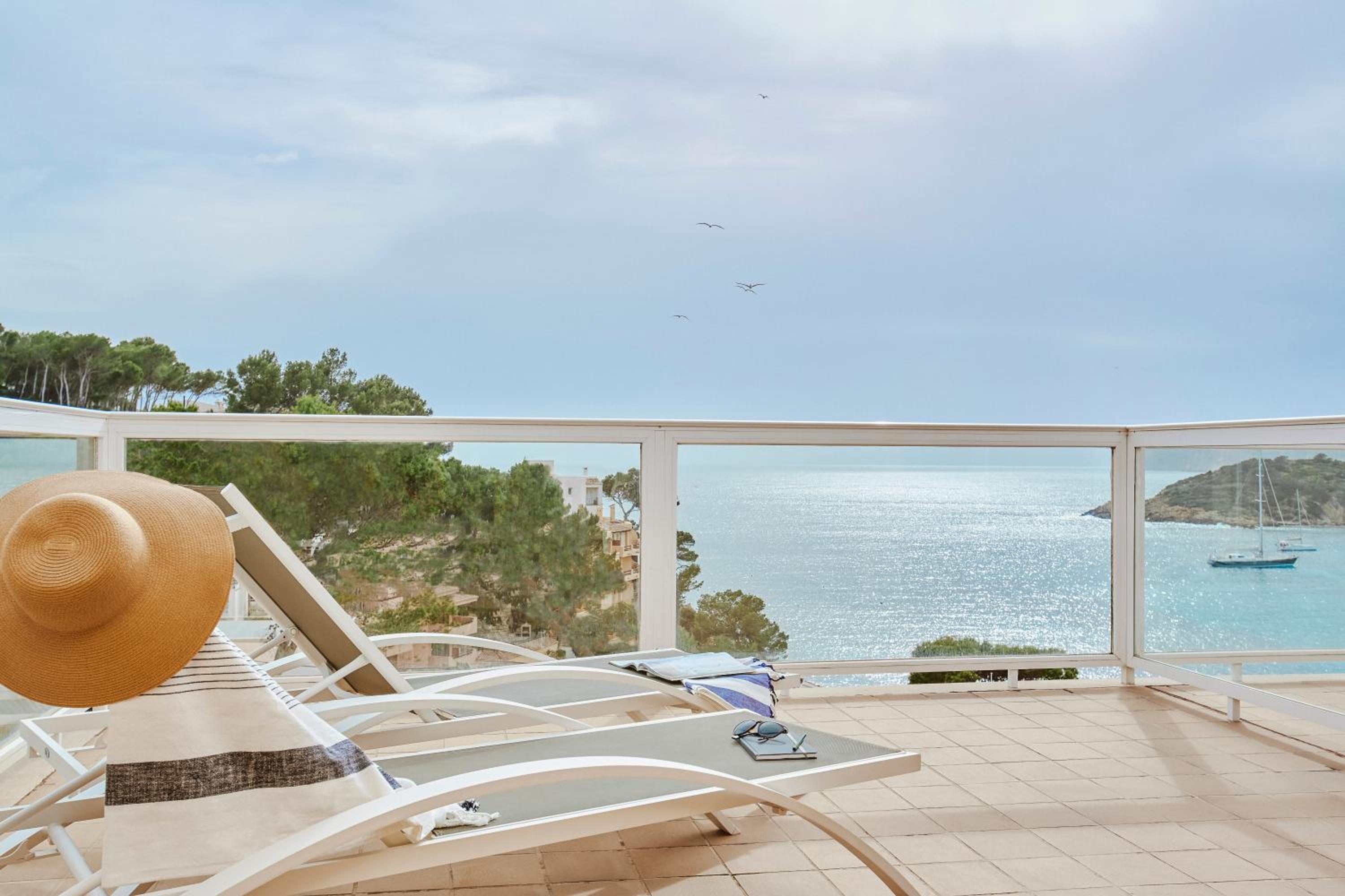 One-Bedroom Apartment with Sea View (2 Adults + 2 Children) - Photo 2