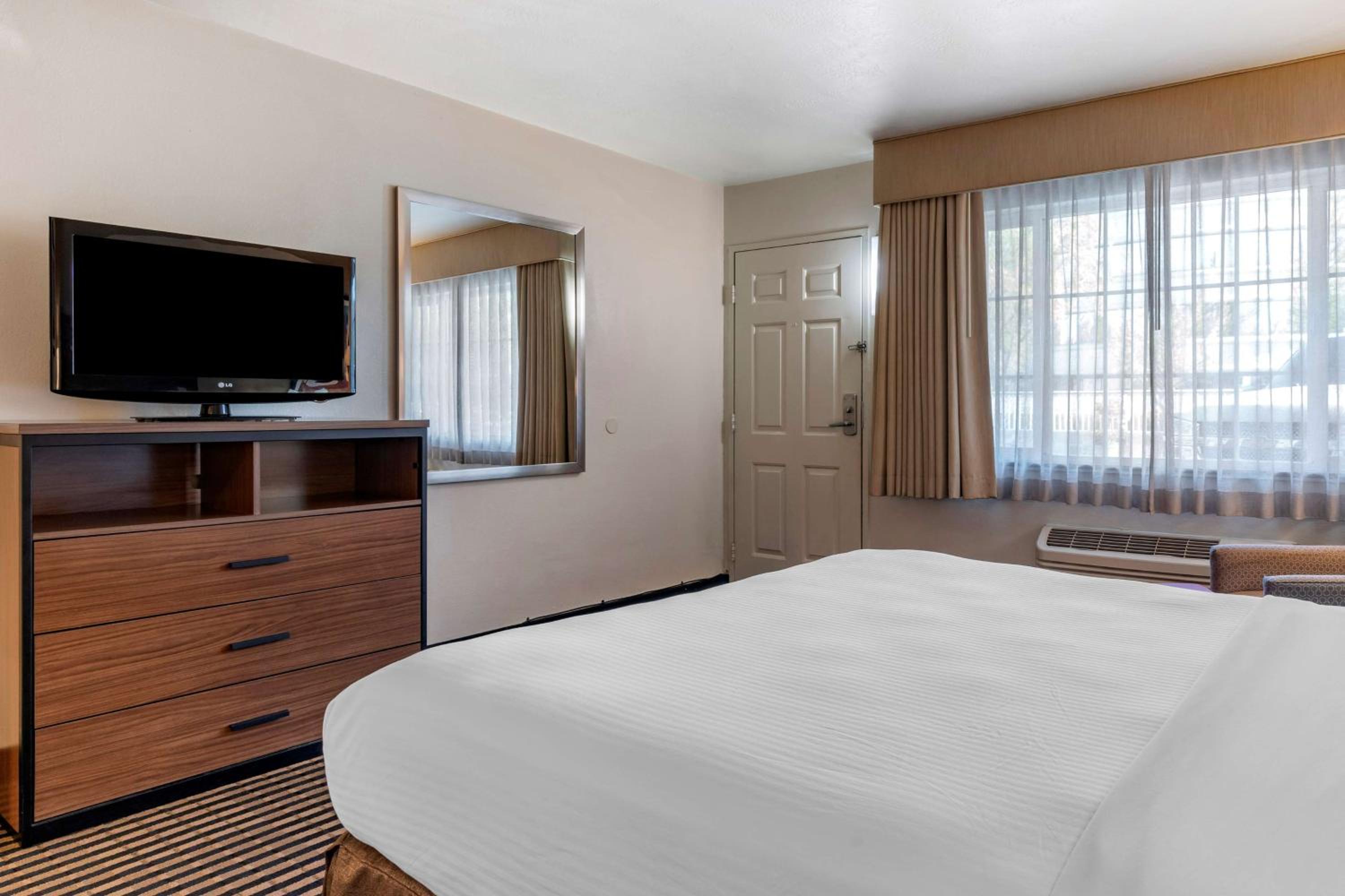 Queen Room with Roll-In Shower - Mobility Access - Photo 4