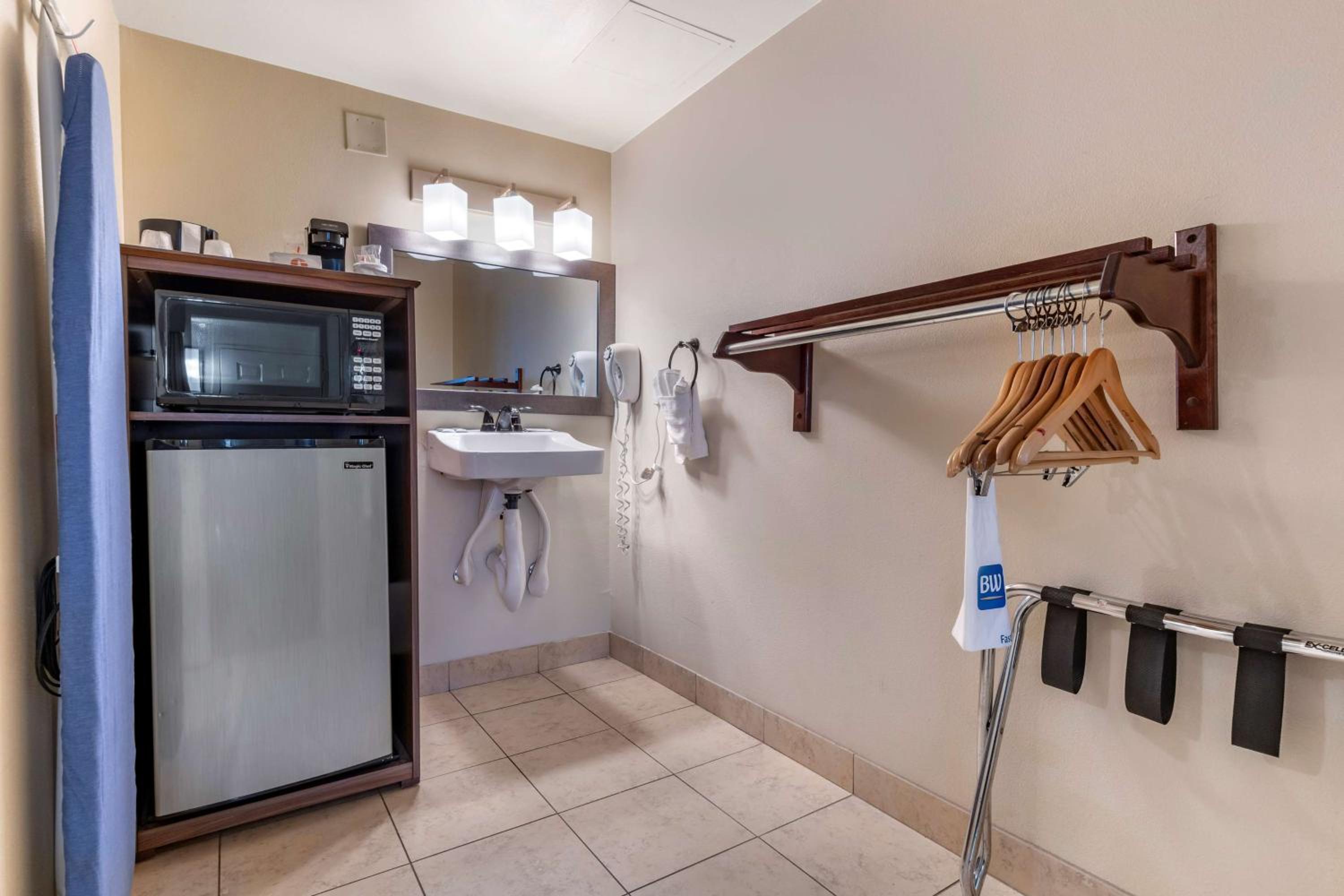 Queen Room with Roll-In Shower - Mobility Access - Photo 3
