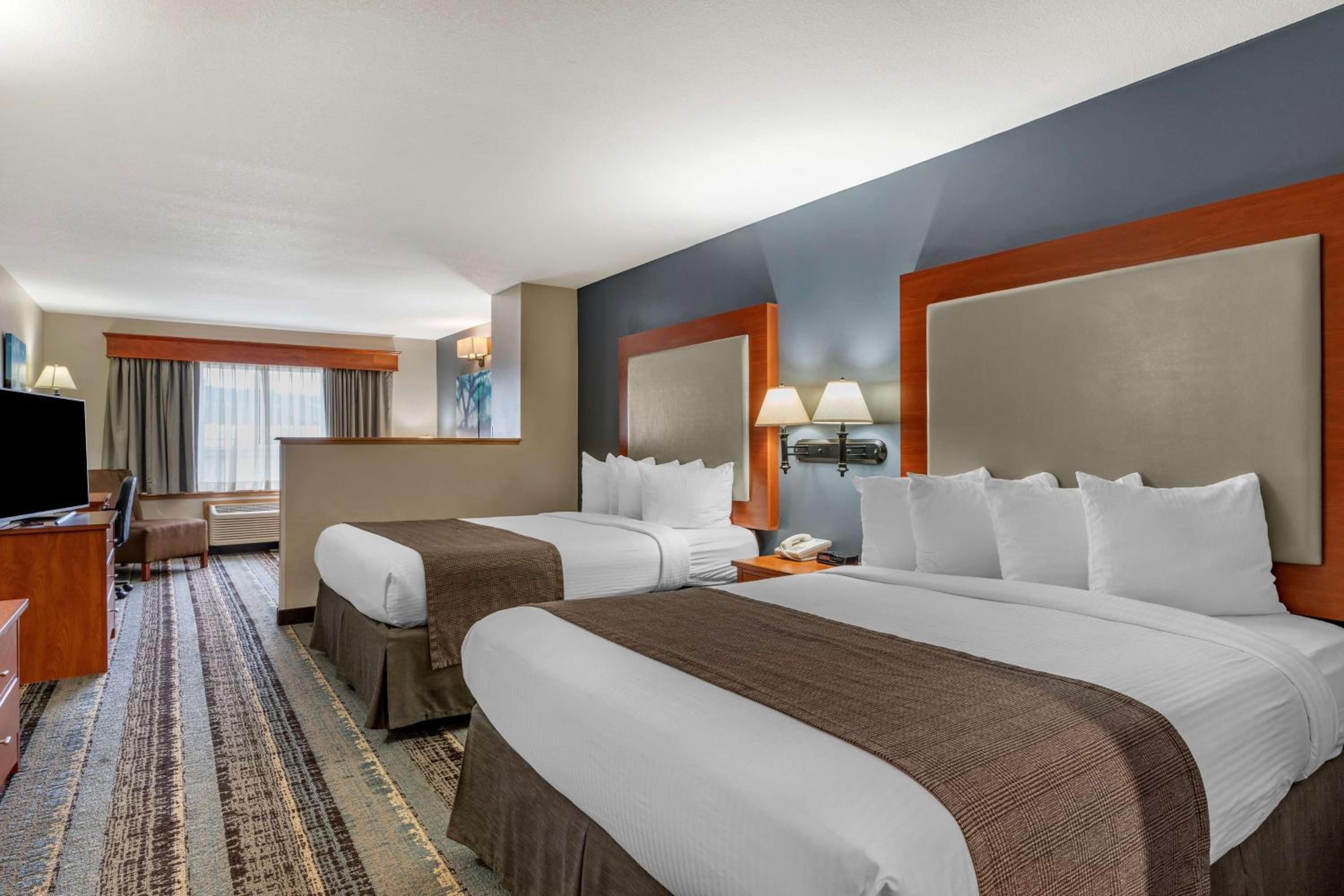 Queen Room with Two Queen Beds - Non-Smoking photo 1