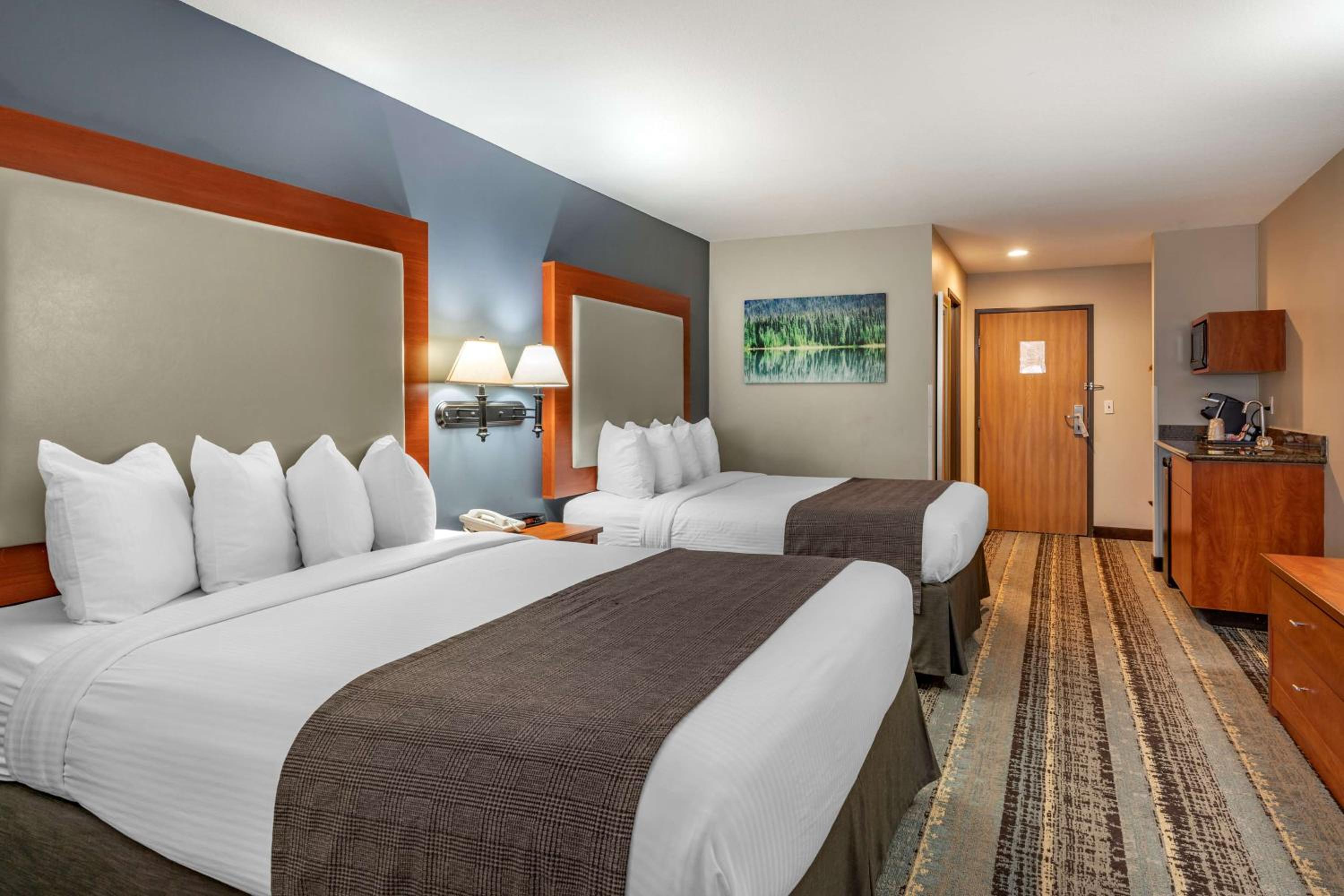Queen Room with Three Queen Beds photo 1