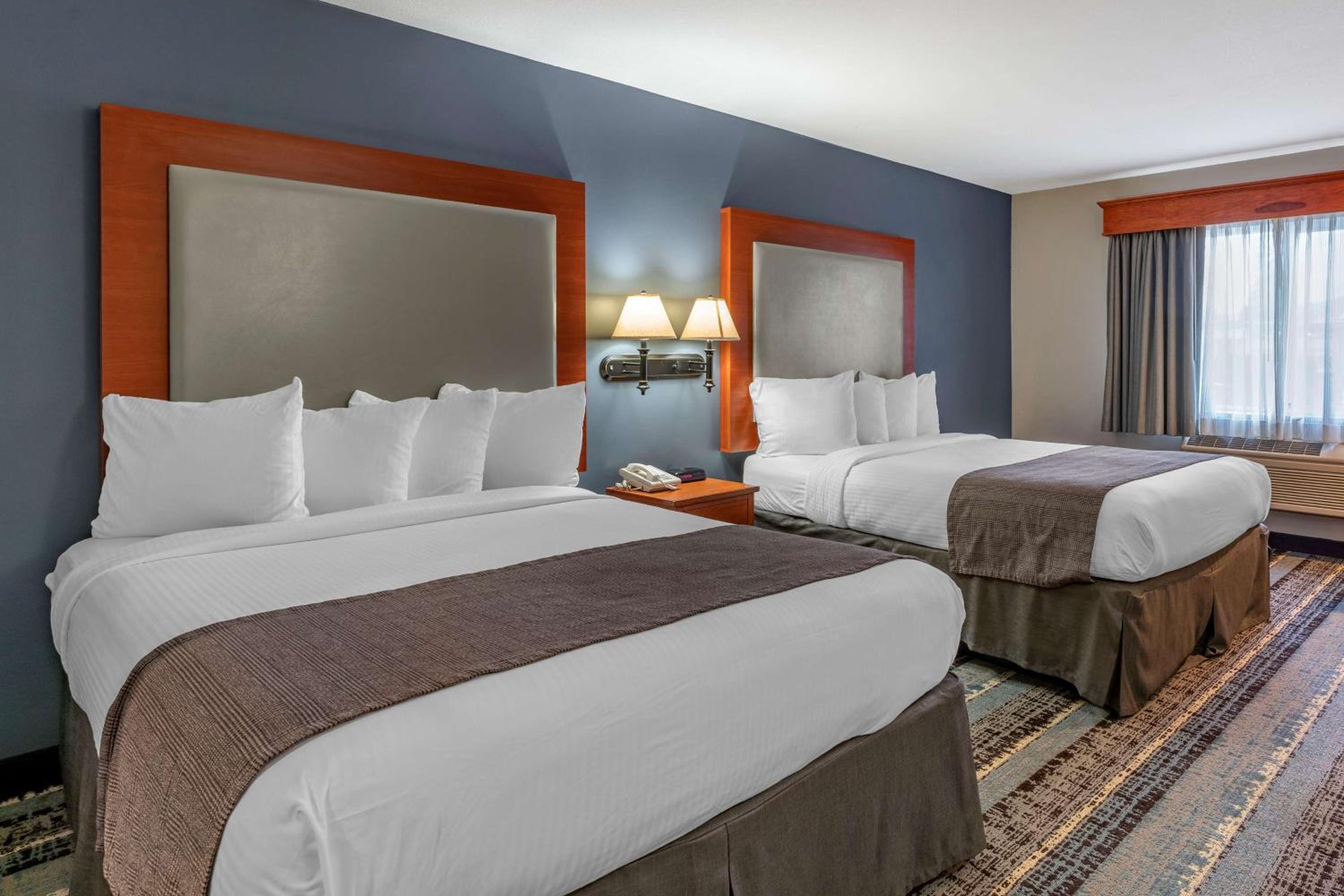 Queen Room with Two Queen Beds - Pet-Friendly/Non-Smoking photo 1