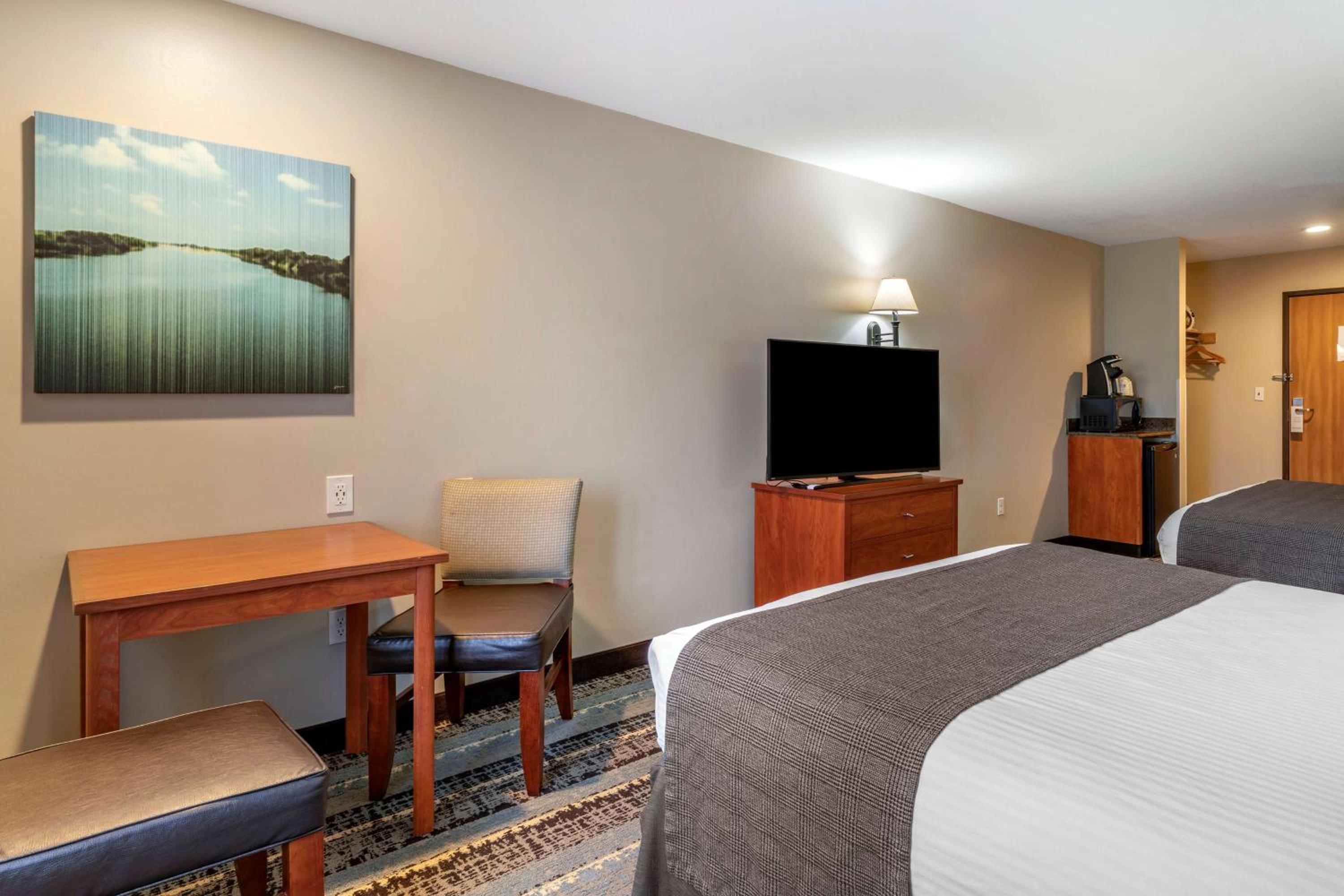 Queen Room with Two Queen Beds - Pet-Friendly/Non-Smoking photo 3